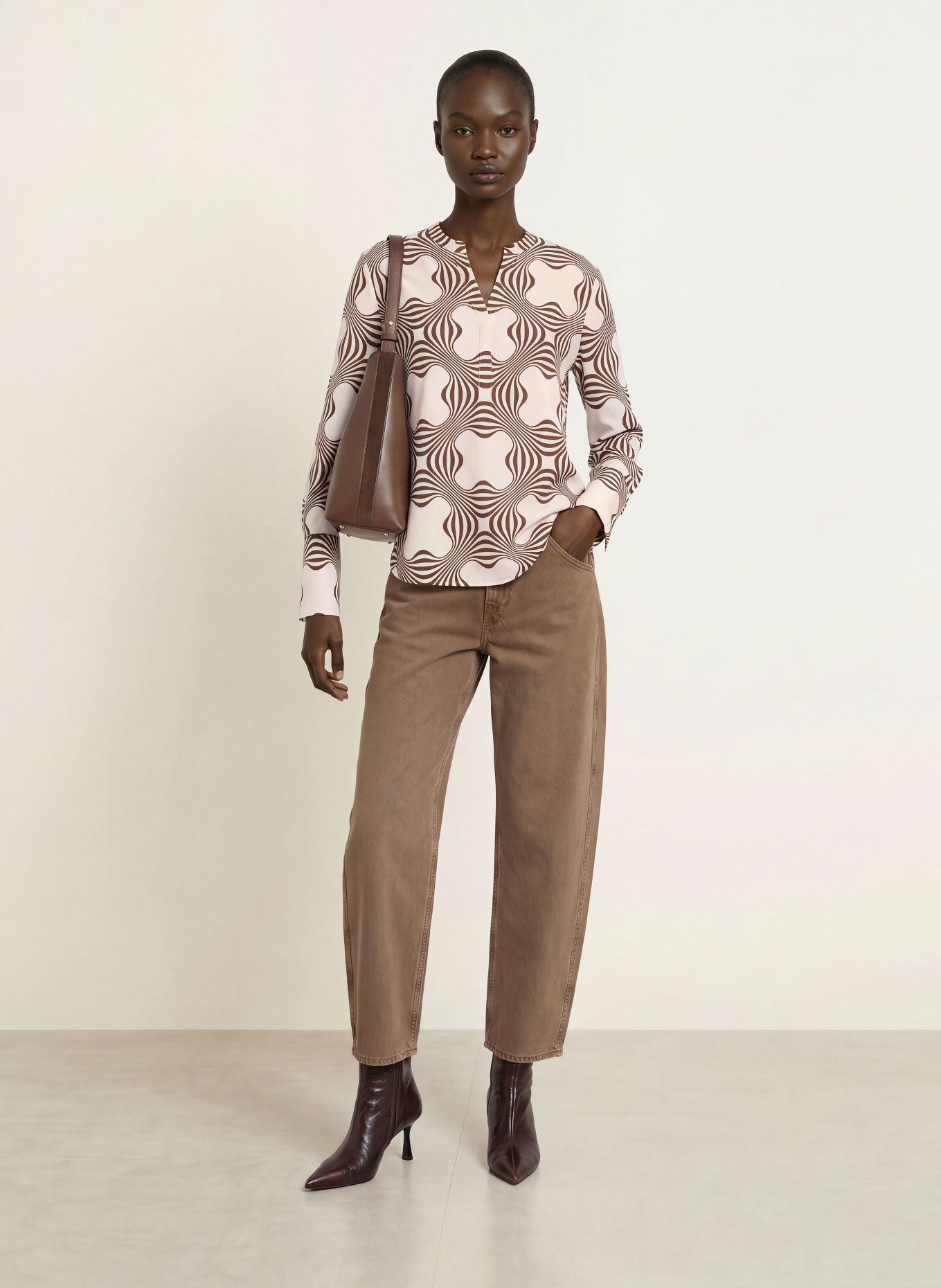 HERZENS Shirt blouse with silk: WHITE / DARK BROWN