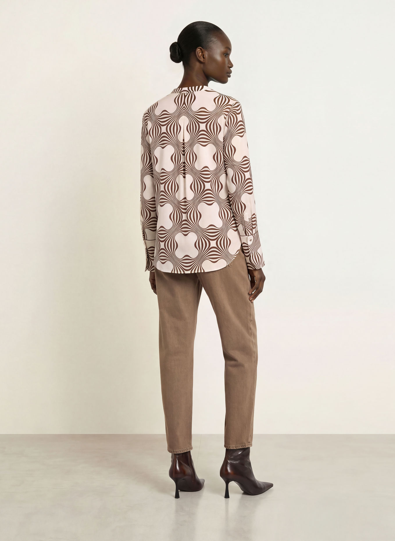 HERZENS Shirt blouse with silk: WHITE / DARK BROWN