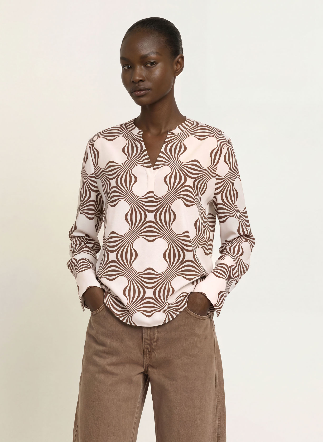 HERZENS Shirt blouse with silk: WHITE / DARK BROWN
