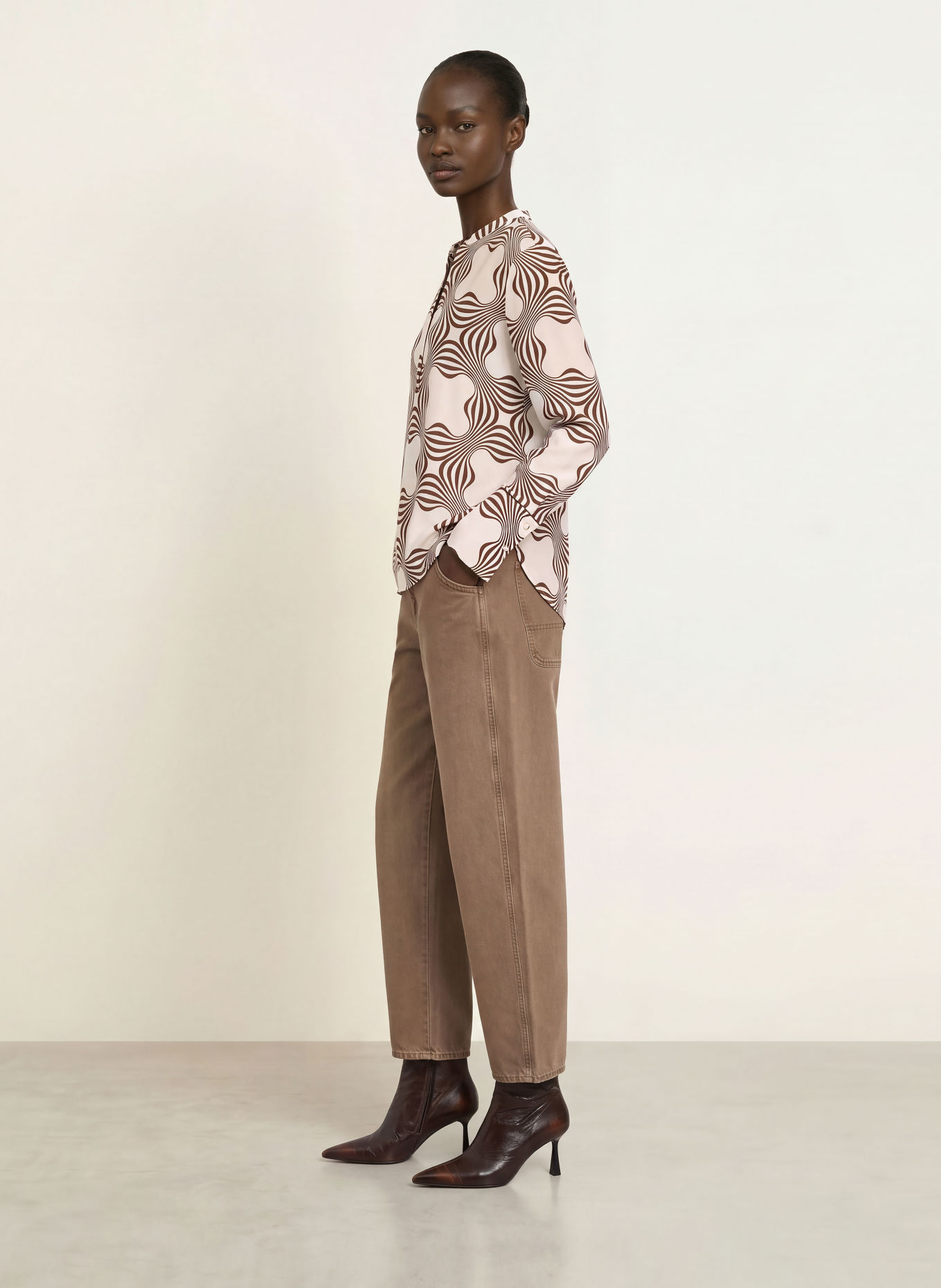 HERZENS Shirt blouse with silk: WHITE / DARK BROWN