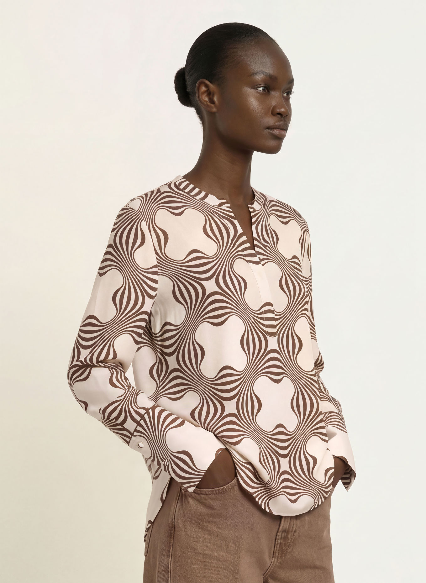 HERZENS Shirt blouse with silk: WHITE / DARK BROWN