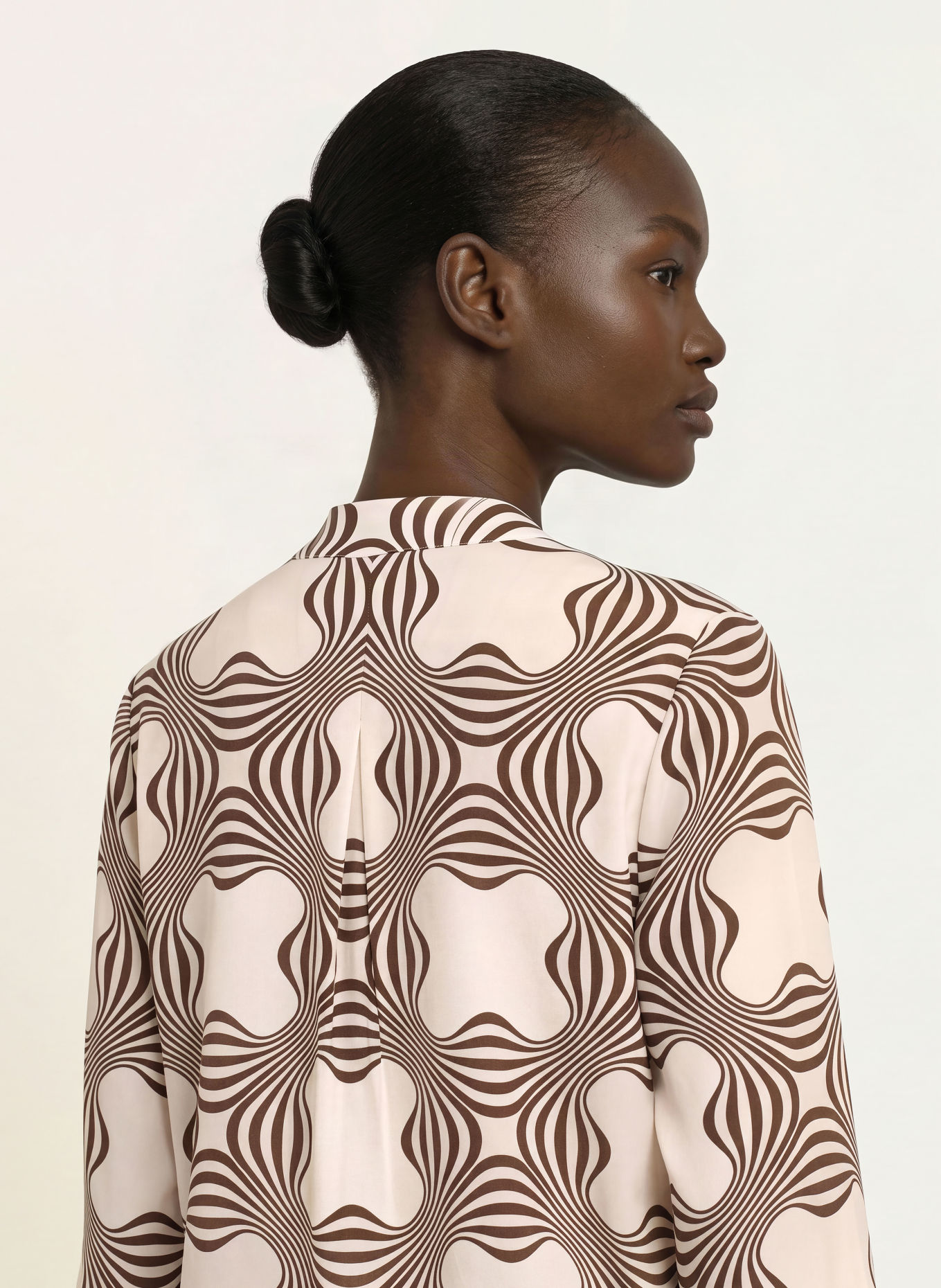 HERZENS Shirt blouse with silk: WHITE / DARK BROWN