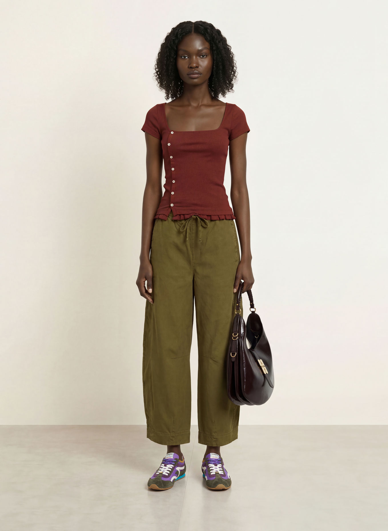 DAMSON MADDER. POSIE-blouseshirt met ruches: BRUIN