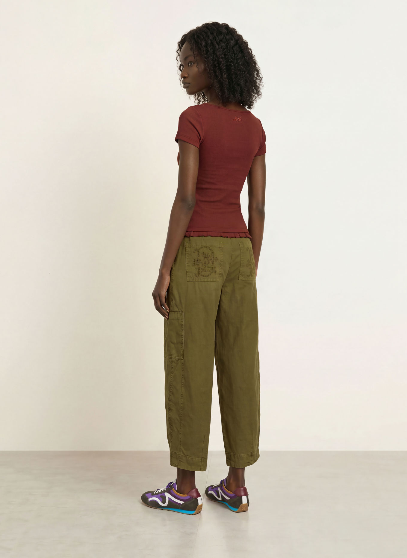DAMSON MADDER. POSIE-blouseshirt met ruches: BRUIN
