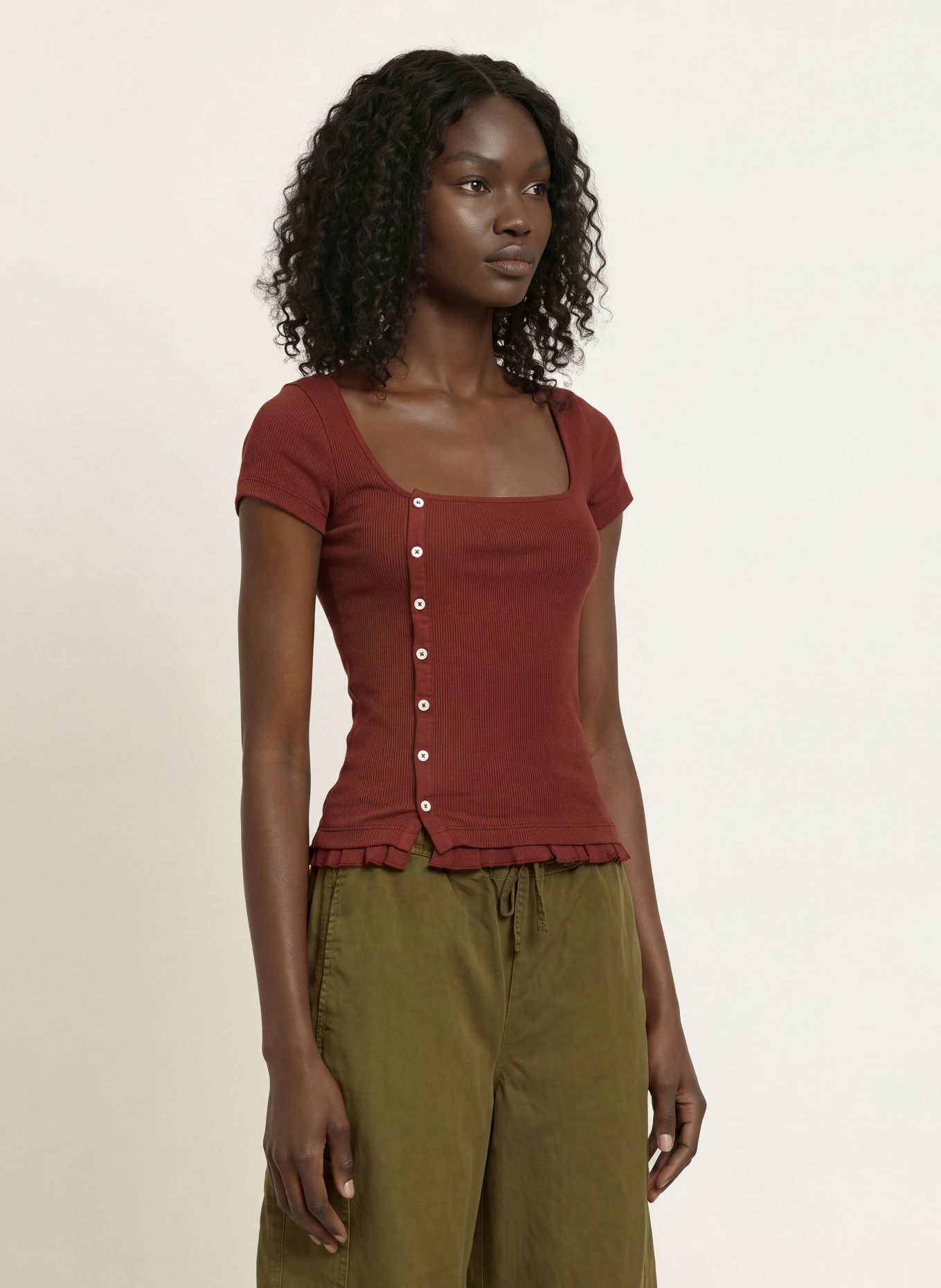 DAMSON MADDER. POSIE-blouseshirt met ruches: BRUIN