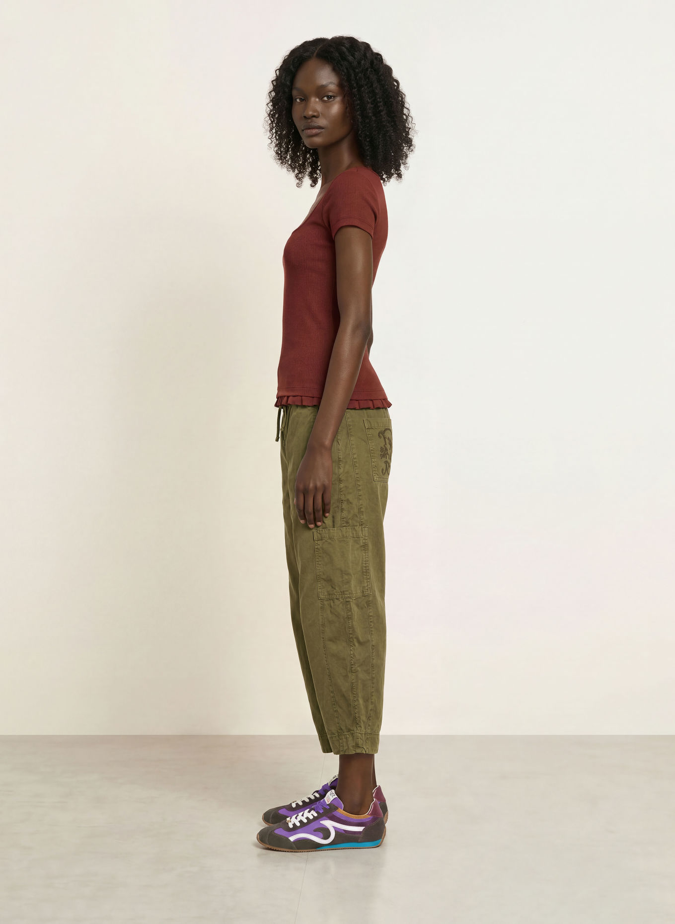 DAMSON MADDER. POSIE-blouseshirt met ruches: BRUIN