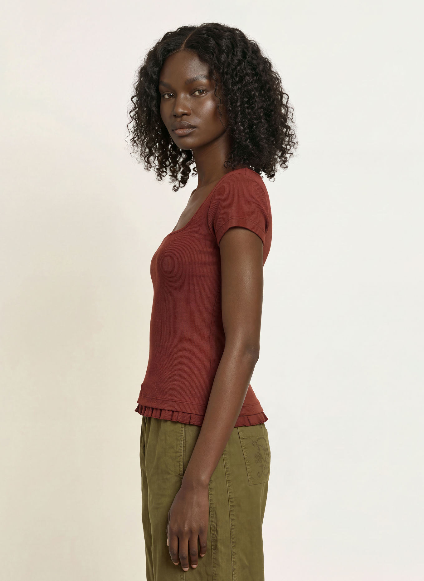 DAMSON MADDER. POSIE-blouseshirt met ruches: BRUIN