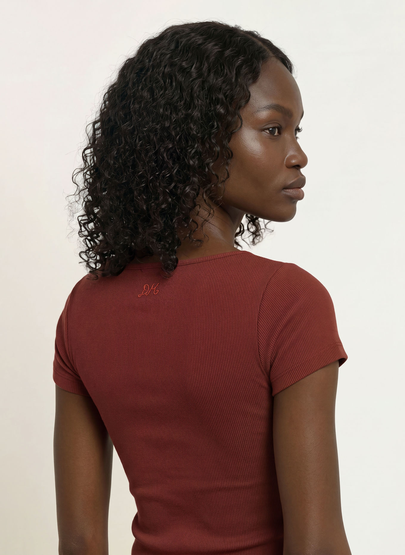 DAMSON MADDER. POSIE-blouseshirt met ruches: BRUIN