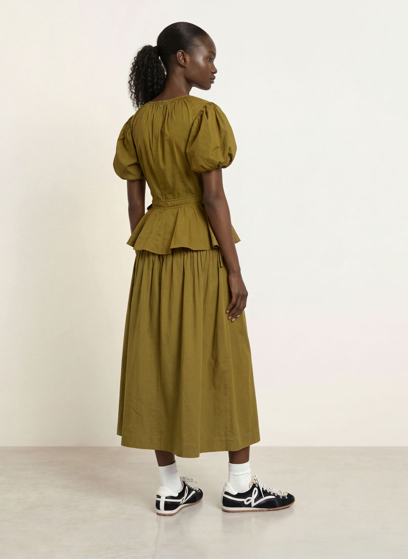 DAMSON MADDER. Rok JOSIE: OLIJF