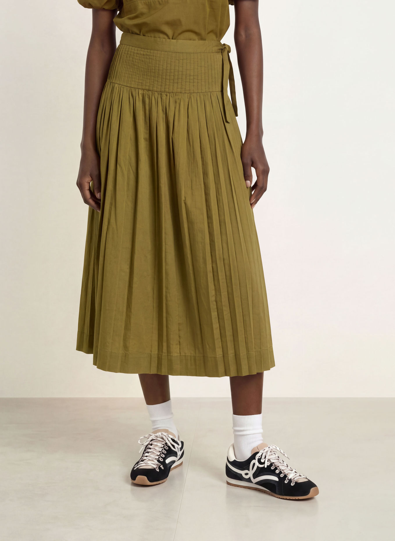 DAMSON MADDER. Rok JOSIE: OLIJF
