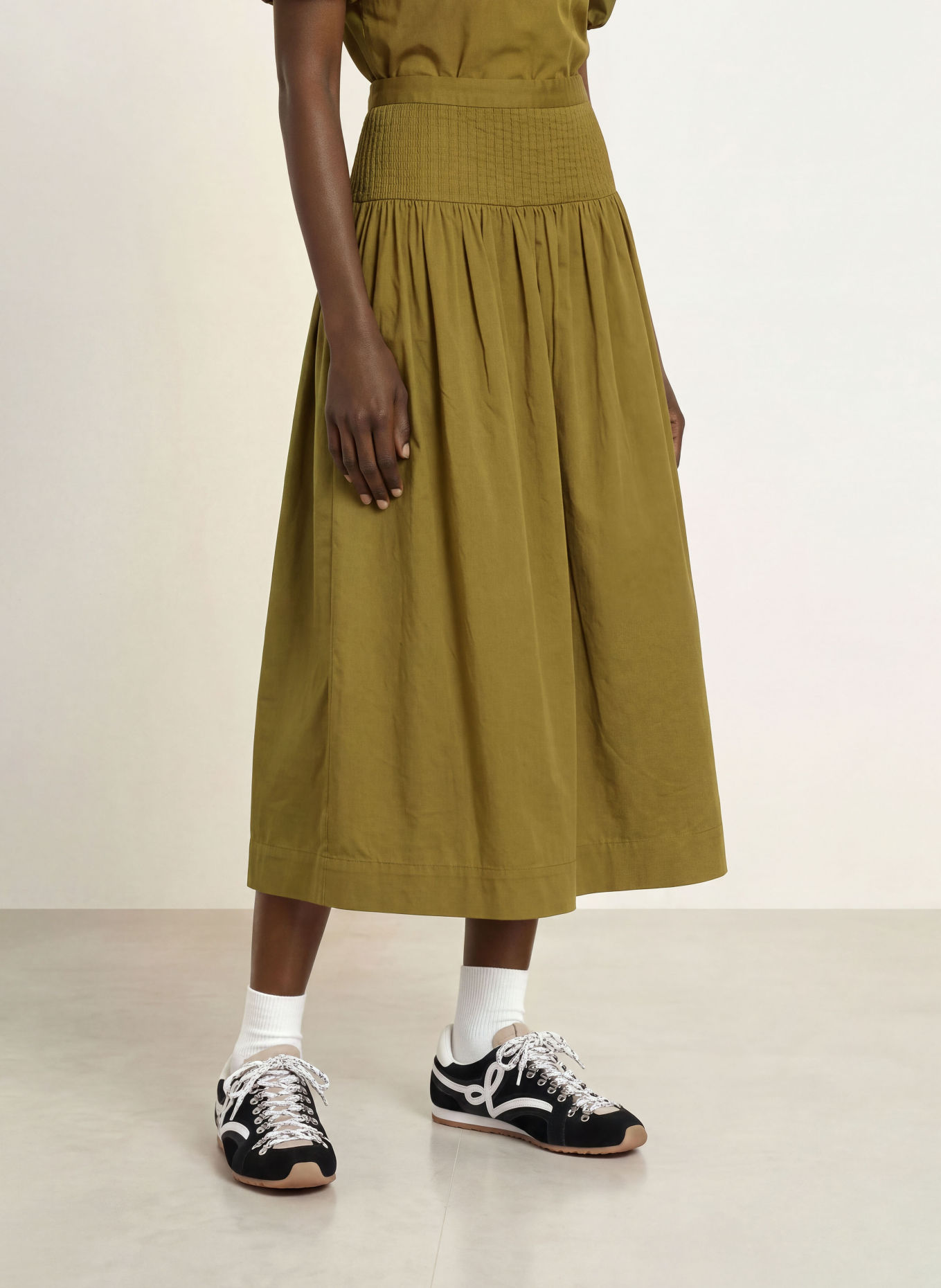 DAMSON MADDER. Rok JOSIE: OLIJF