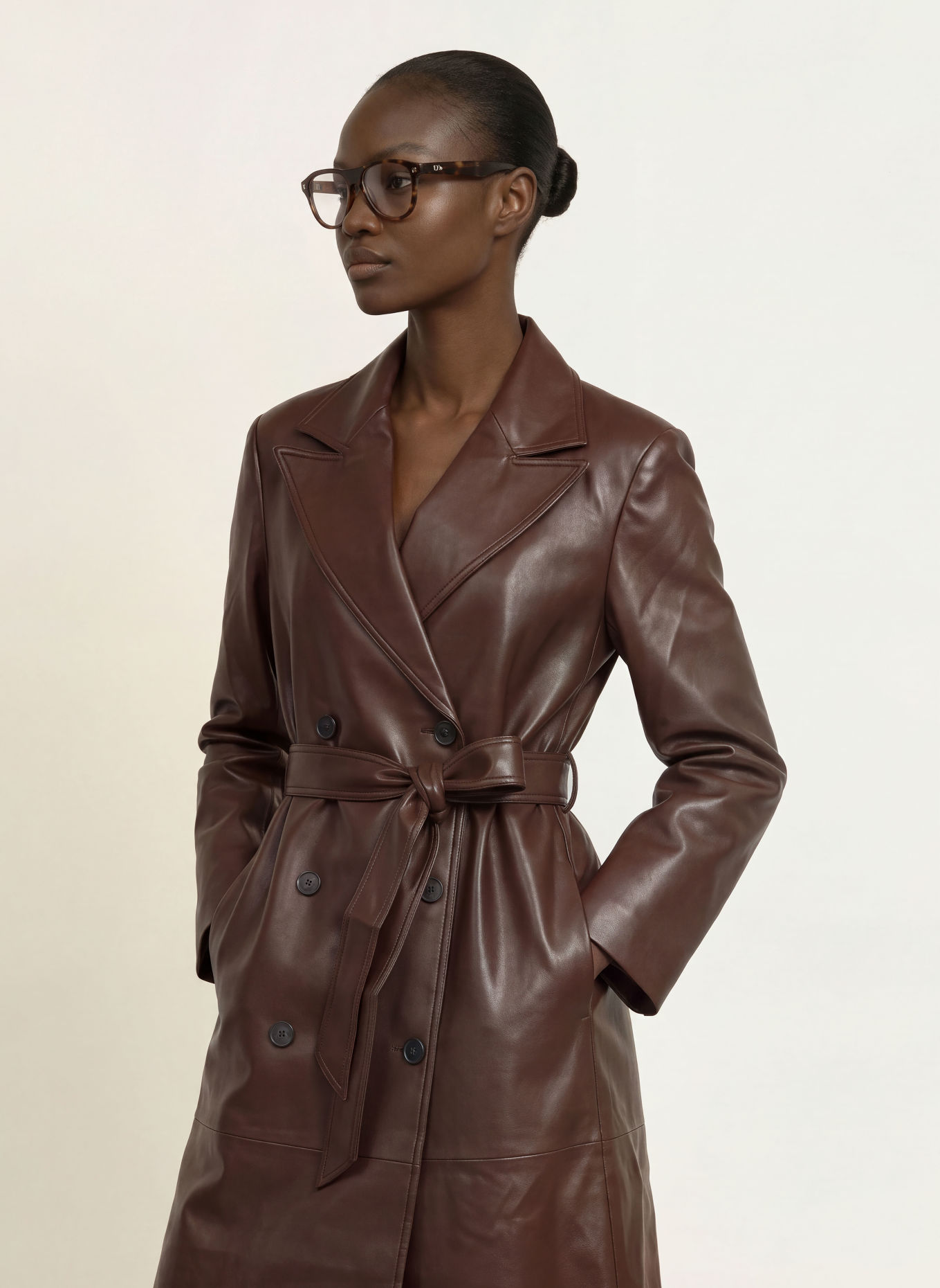 Source Unknown Trenchcoat BRIELLA in leerlook: DONKERROOD