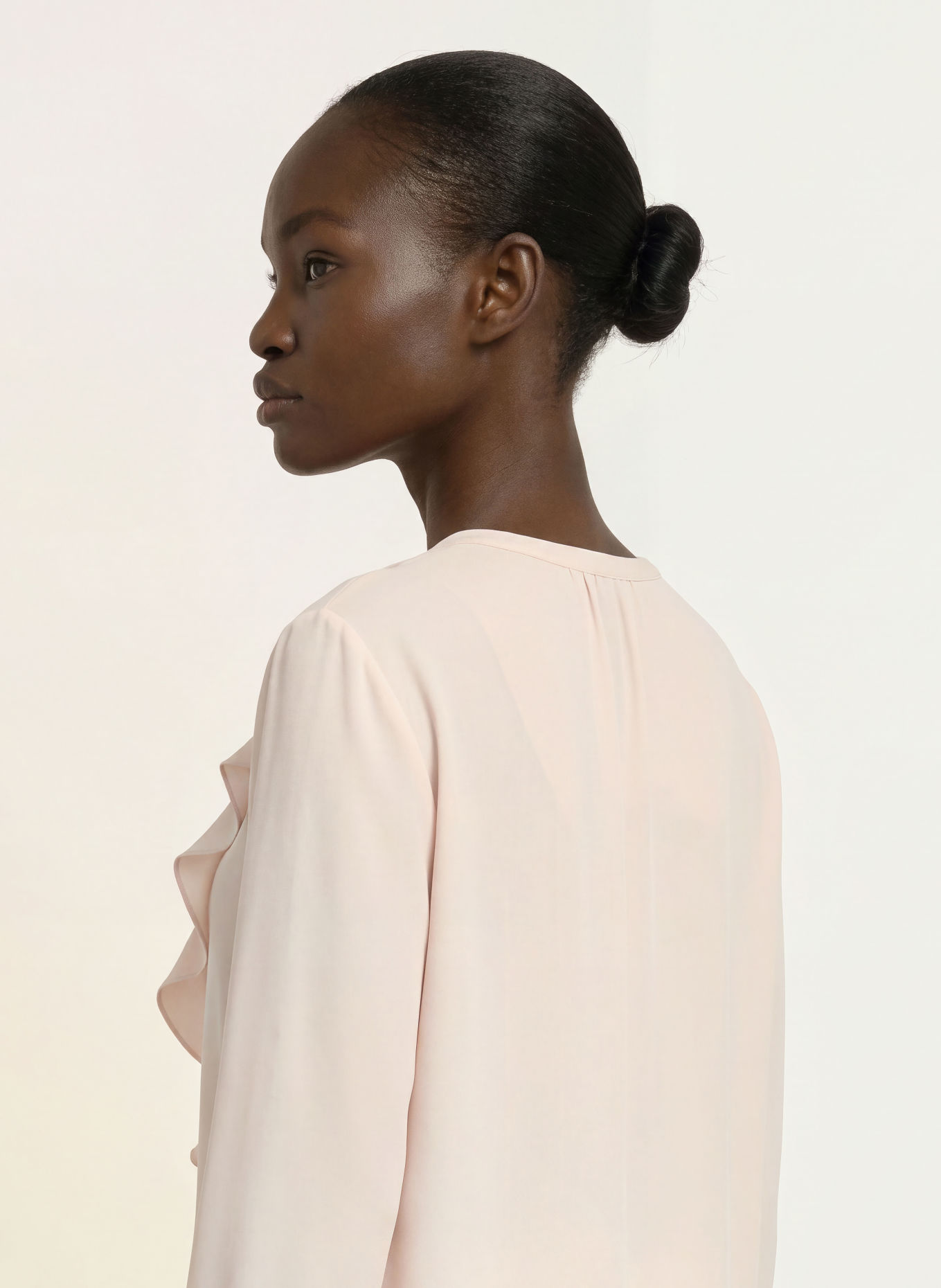 MARC CAIN Blouse en satin à volants: 153 Magnolia