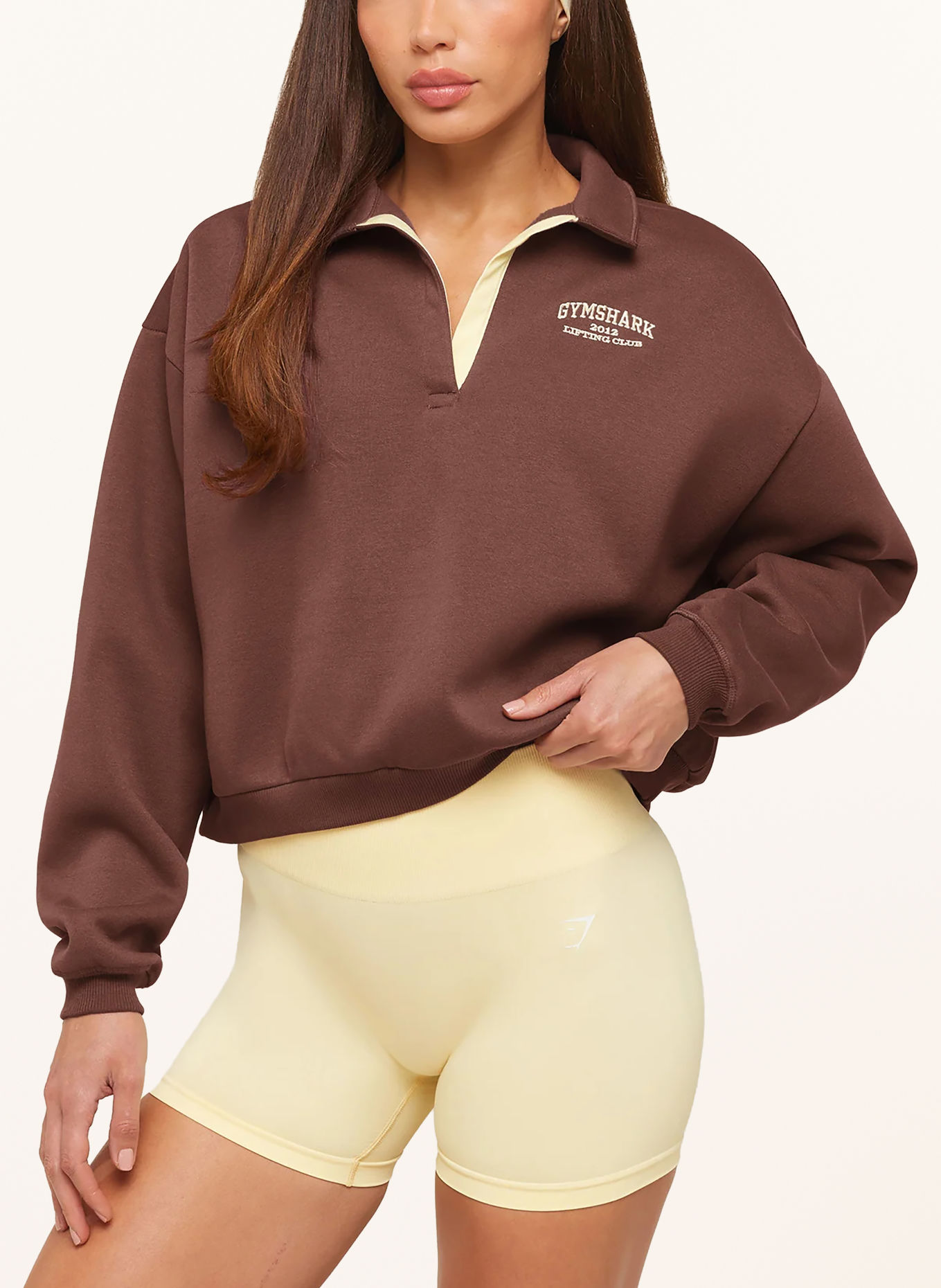 GYMSHARK Polo-sweat COSY LUXE CAMPUS: MARRON FONCÉ / JAUNE CLAIR