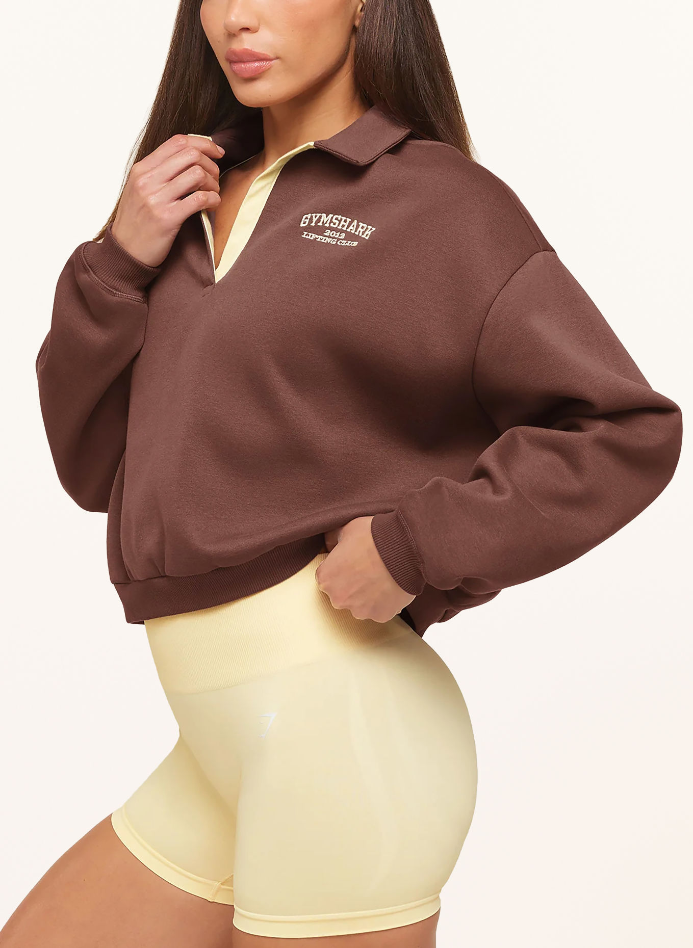 GYMSHARK Polo-sweat COSY LUXE CAMPUS: MARRON FONCÉ / JAUNE CLAIR
