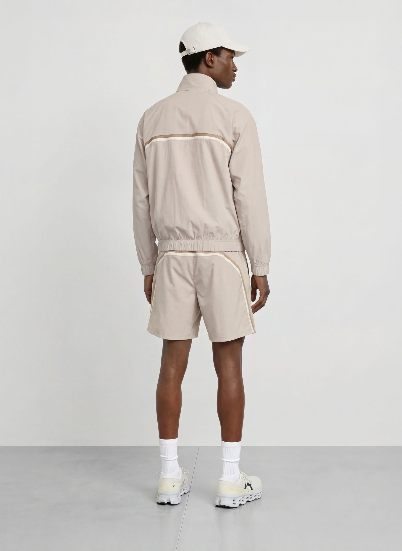 lululemon Löparjacka PACE BREAKER: LJUSGRÅ / BEIGE / GRÄDDE