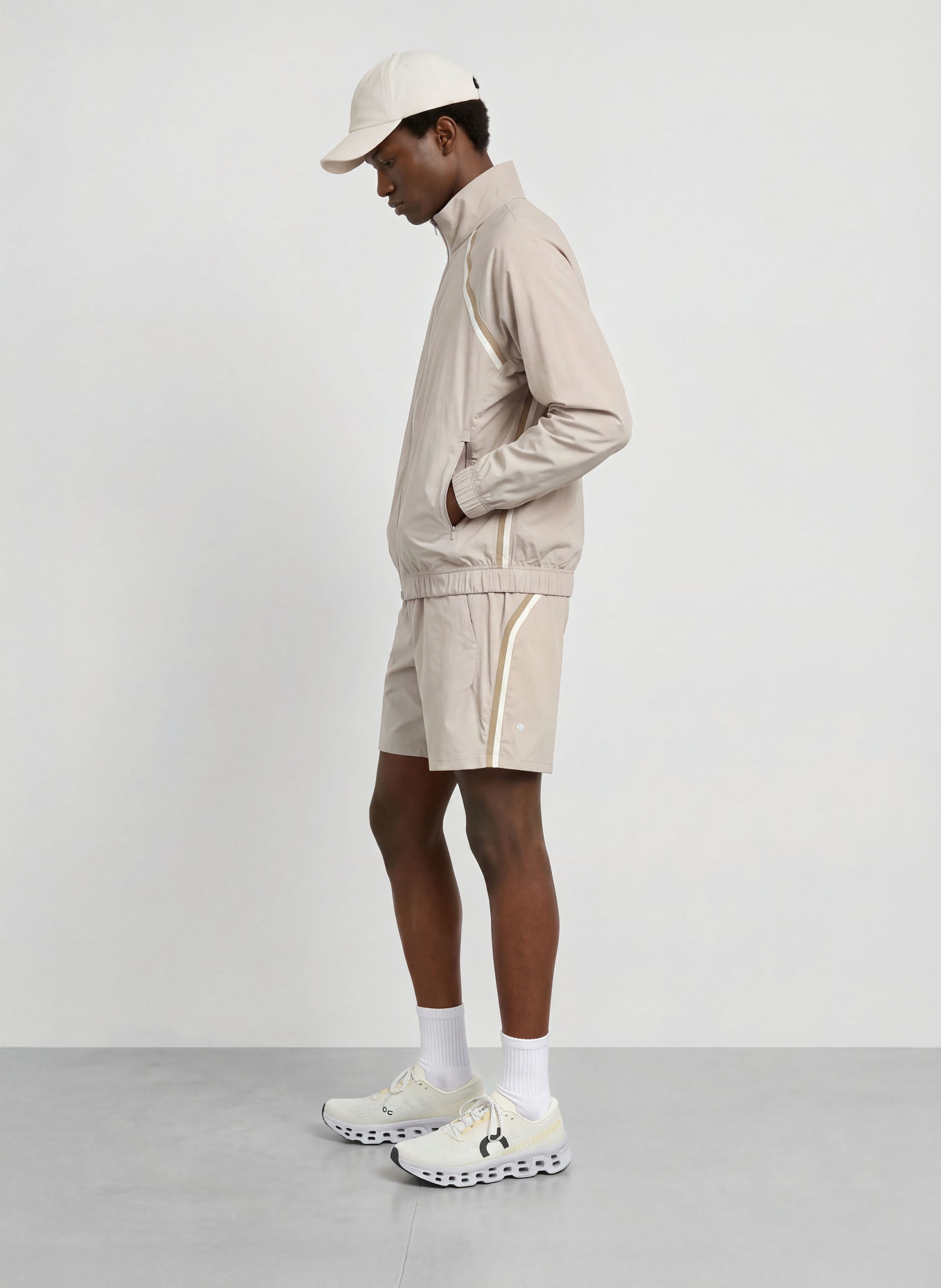 lululemon Löparjacka PACE BREAKER: LJUSGRÅ / BEIGE / GRÄDDE