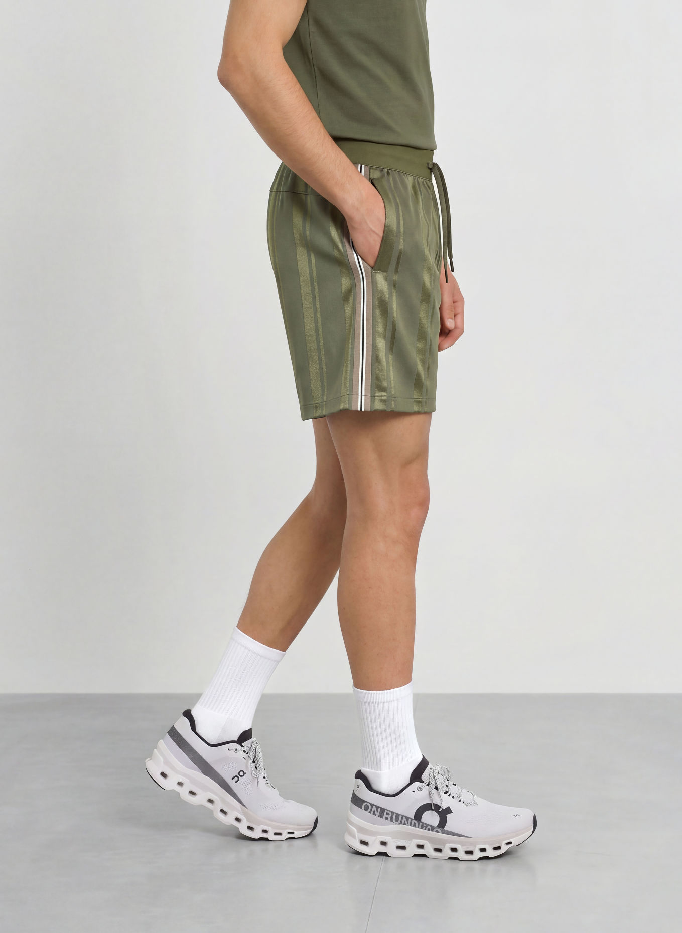 lululemon Short d'entraînement STRIPE: GROEN / BLANC / NOIR