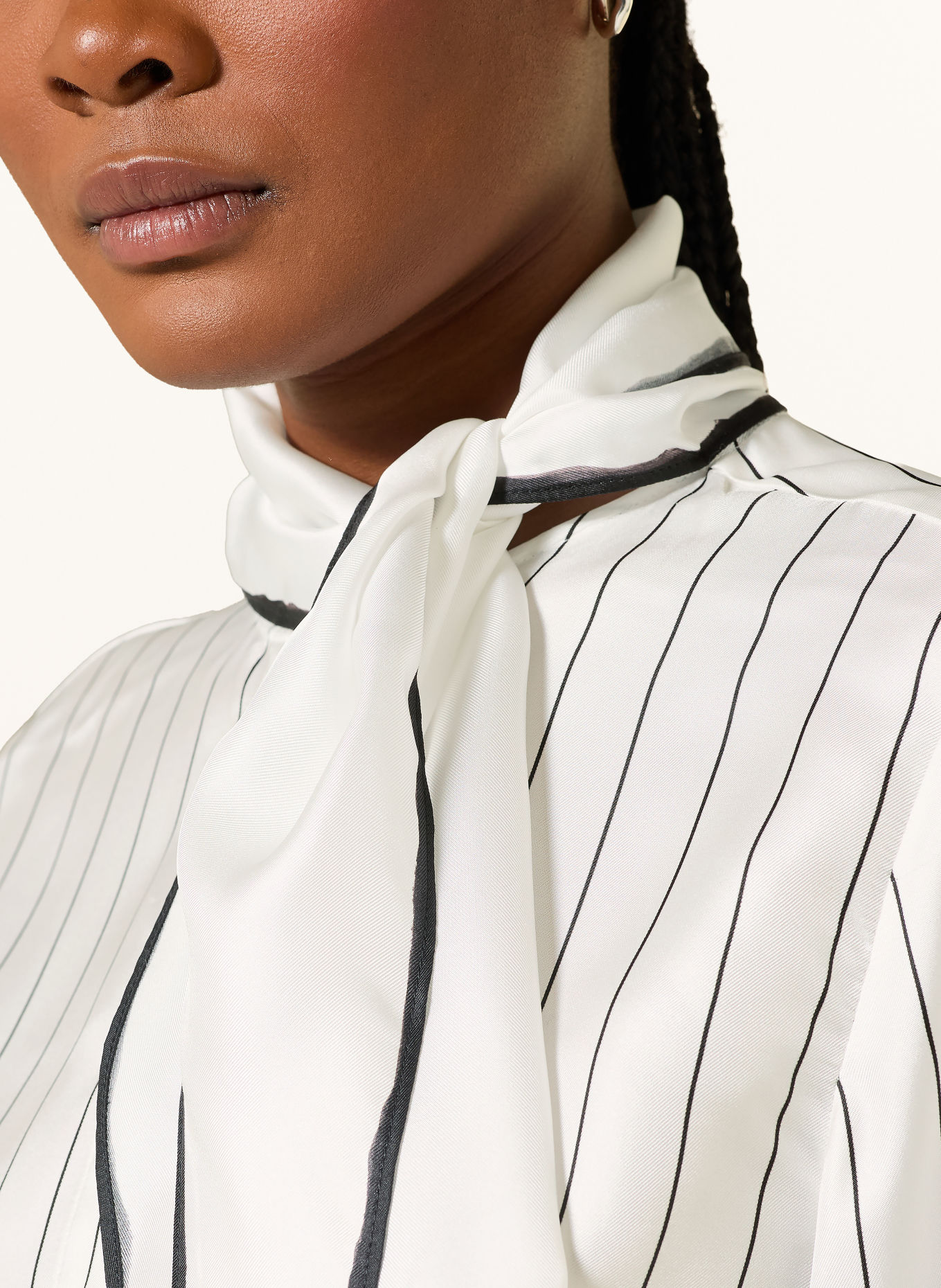 DOROTHEE SCHUMACHER Blouse à lavallière STRIPES WITH A TWIST en soie: BLANC / NOIR