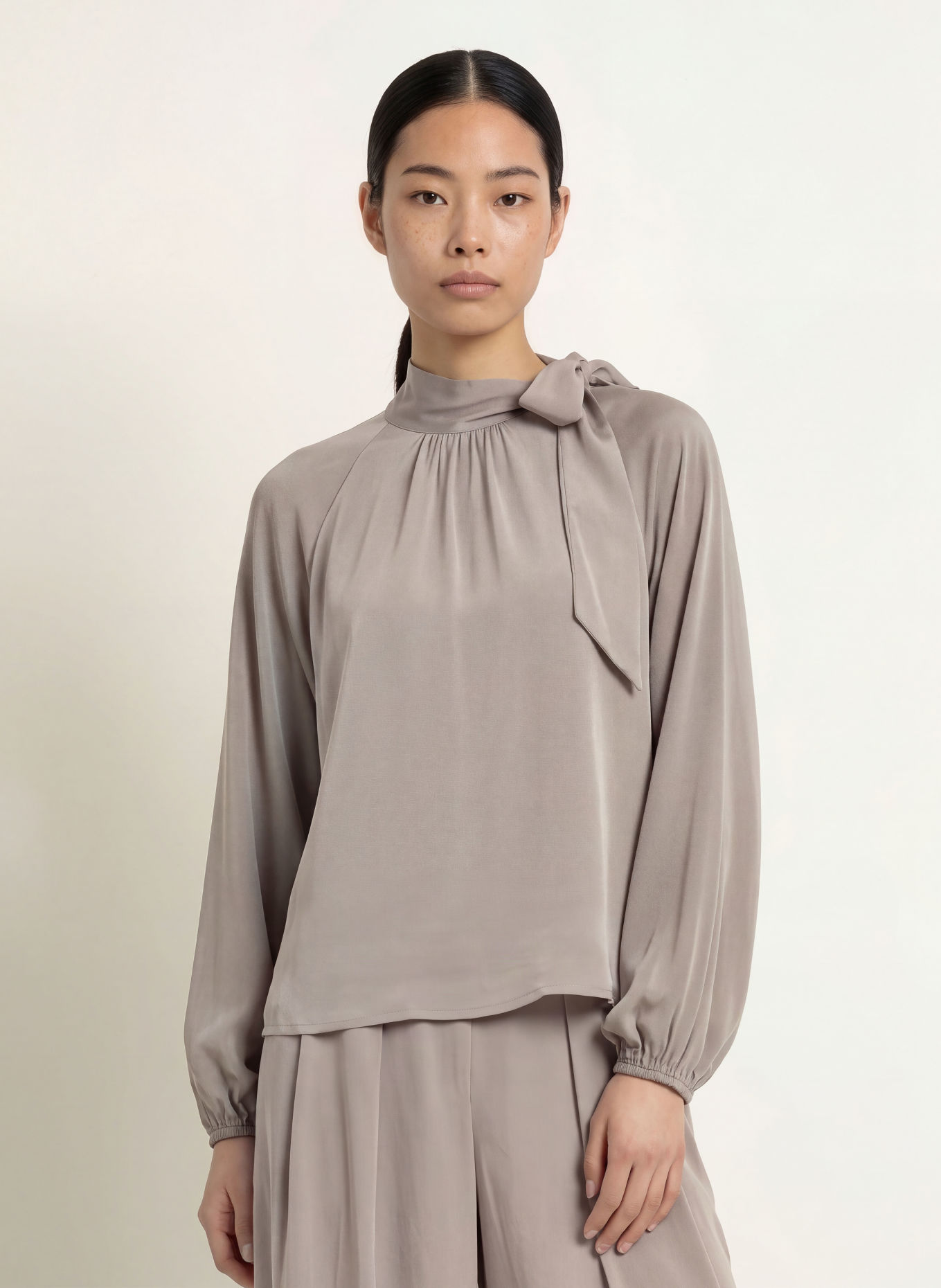NEO NOIR Schluppenbluse SALINE aus Satin: TAUPE