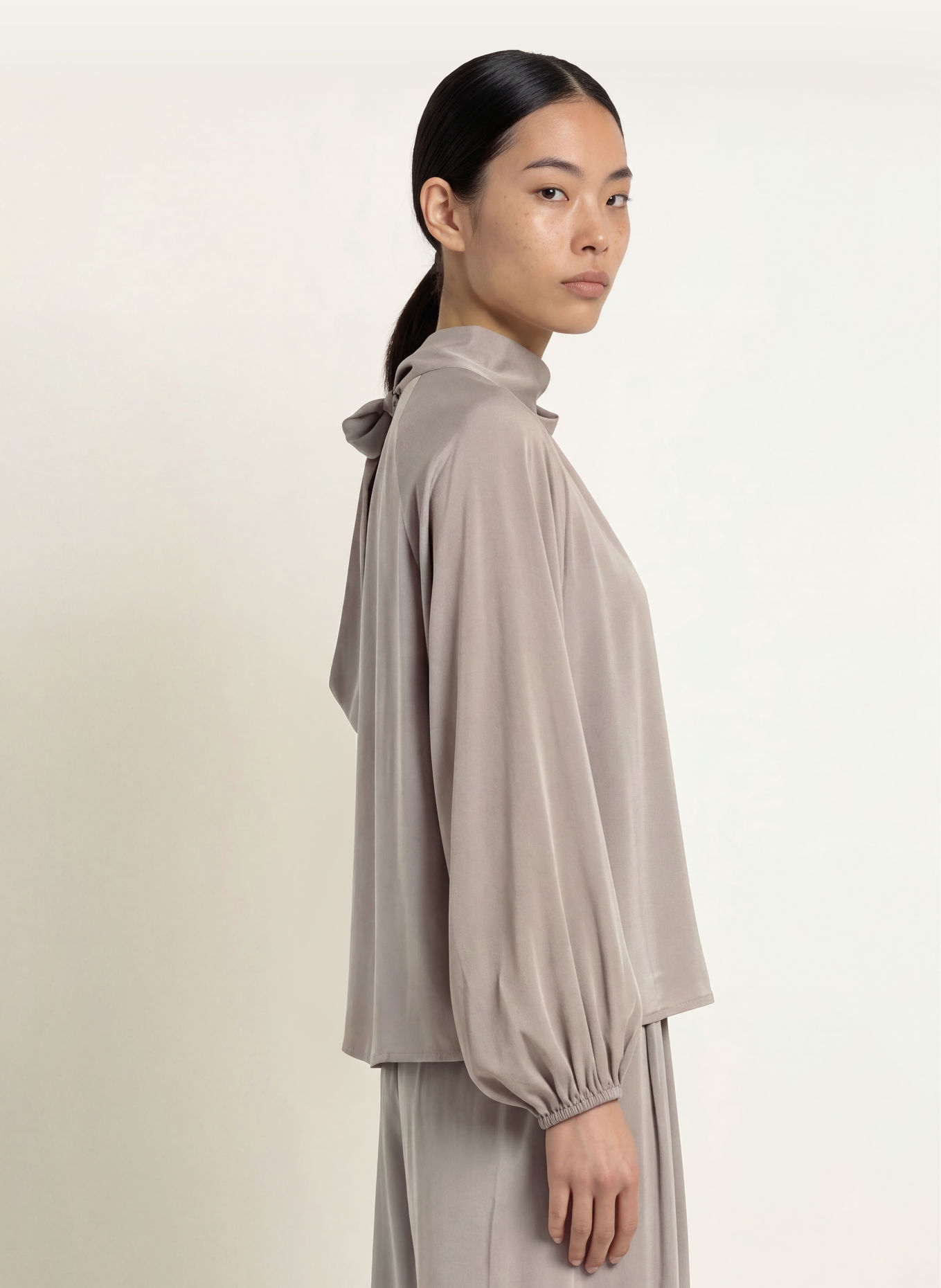 NEO NOIR Schluppenbluse SALINE aus Satin: TAUPE