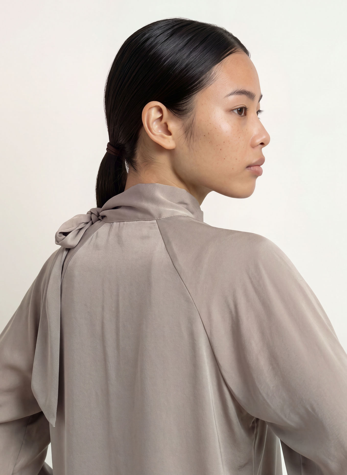 NEO NOIR Schluppenbluse SALINE aus Satin: TAUPE
