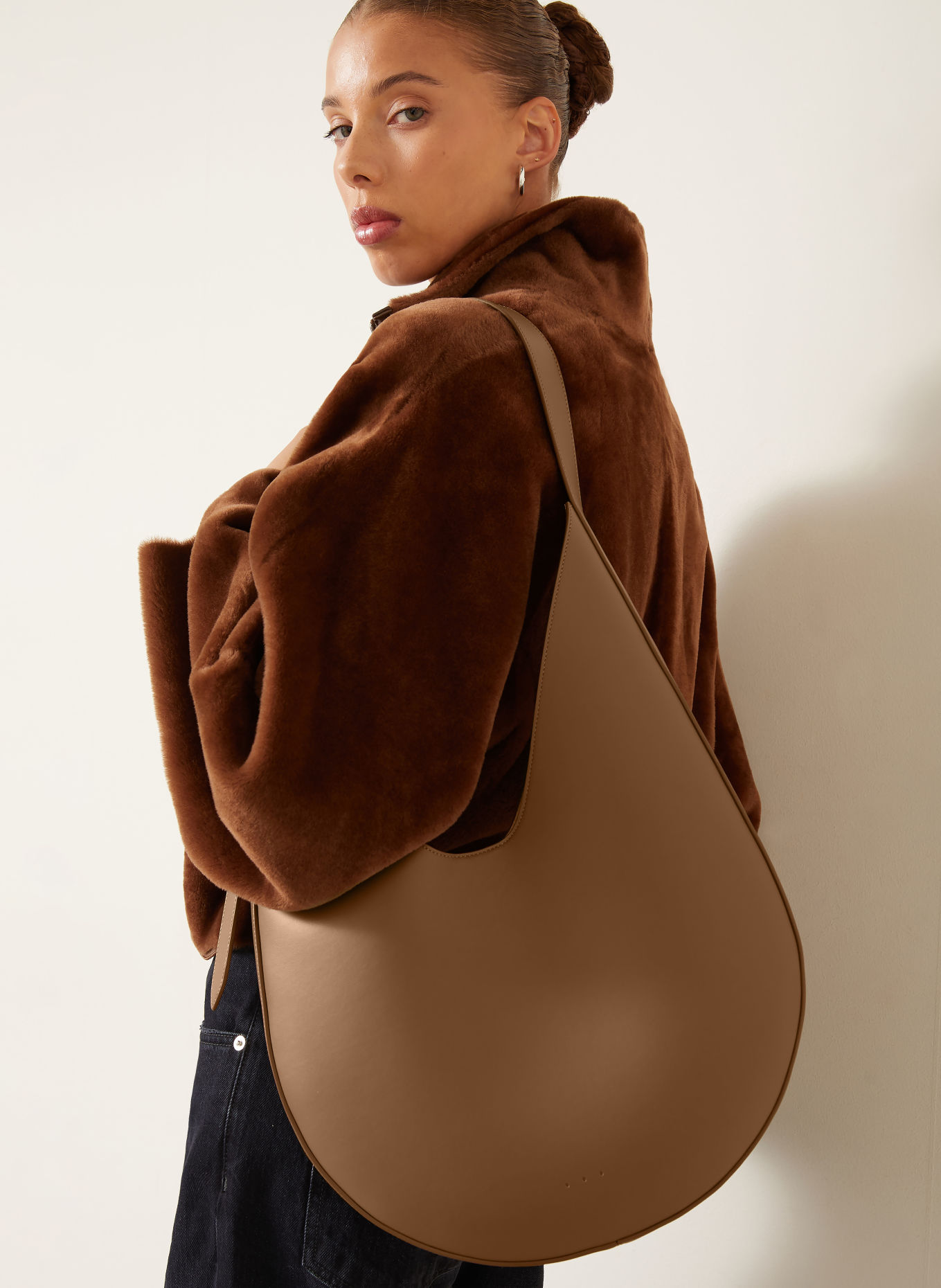 AESTHER EKME HOBO LARGE Bucket bag: BROWN
