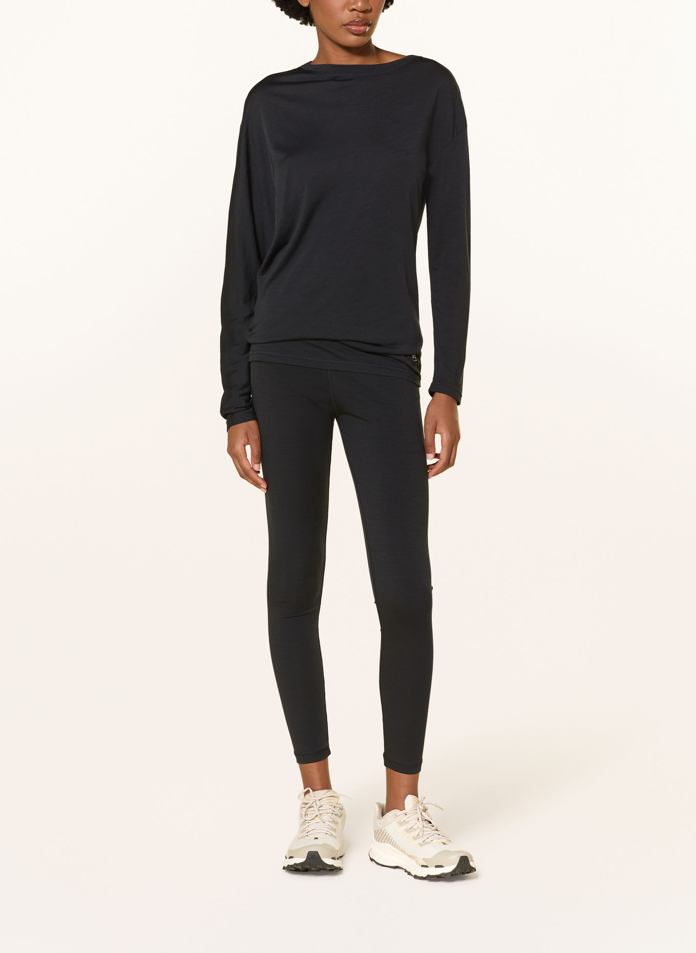 super.natural YOGA LOOSE Functional shirt with Merino Wool: BLACK