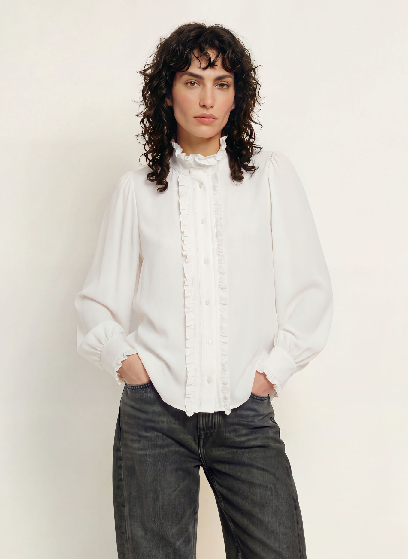 SANDRO Seidenbluse mit Rüschen: WEISS