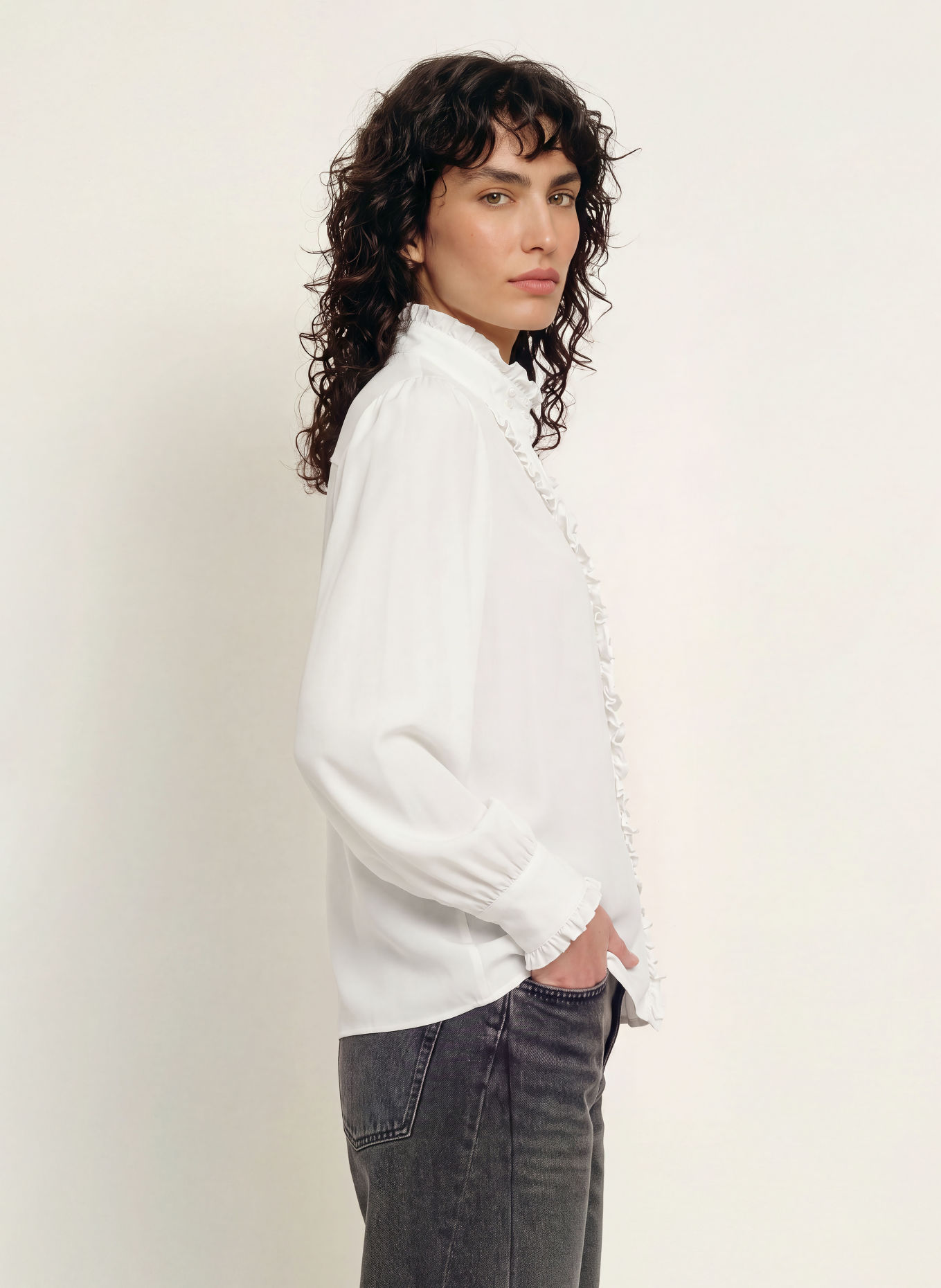 SANDRO Seidenbluse mit Rüschen: WEISS