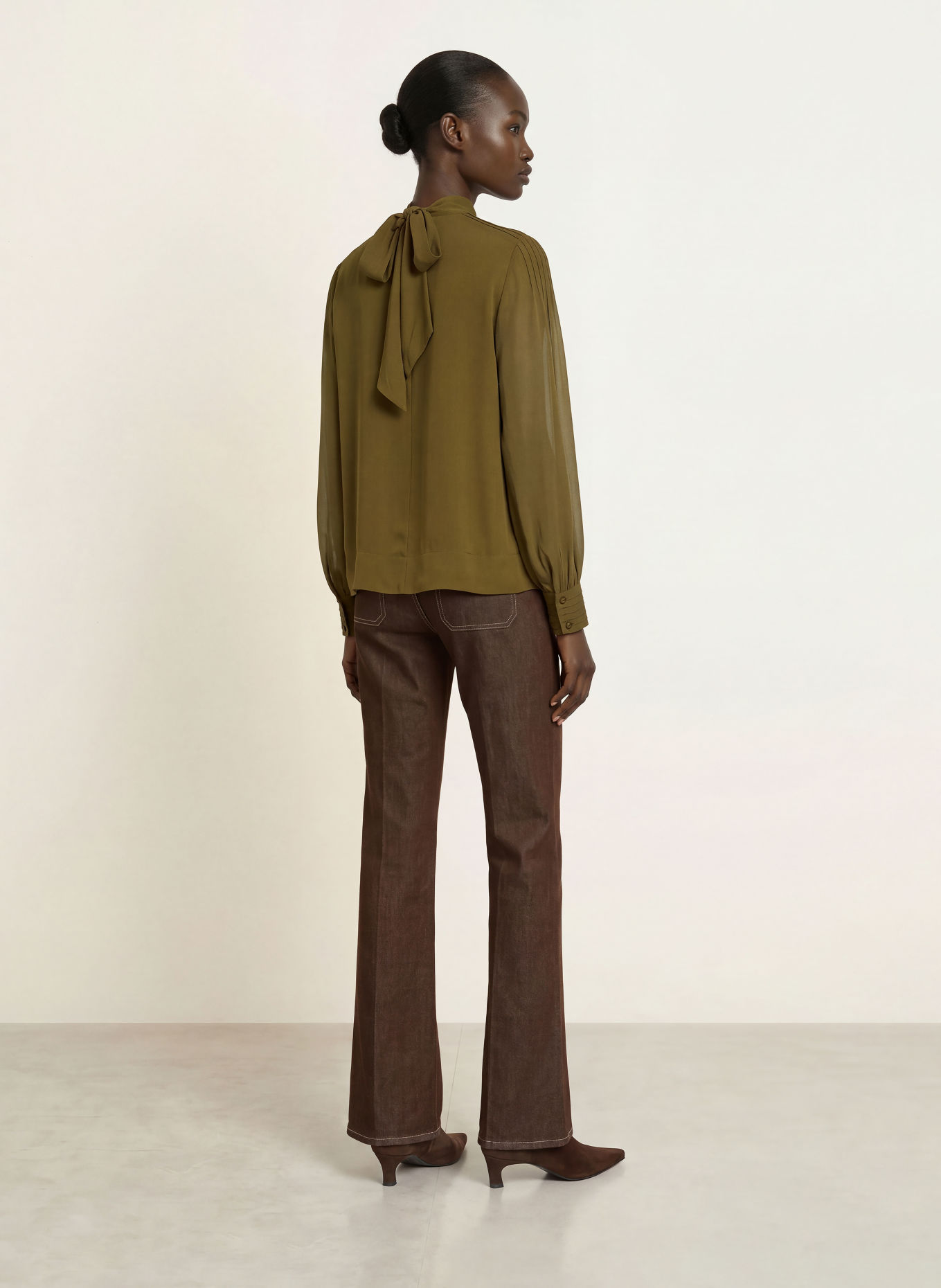 REISS Blusenshirt OTTILIE mit Plissees: OLIV