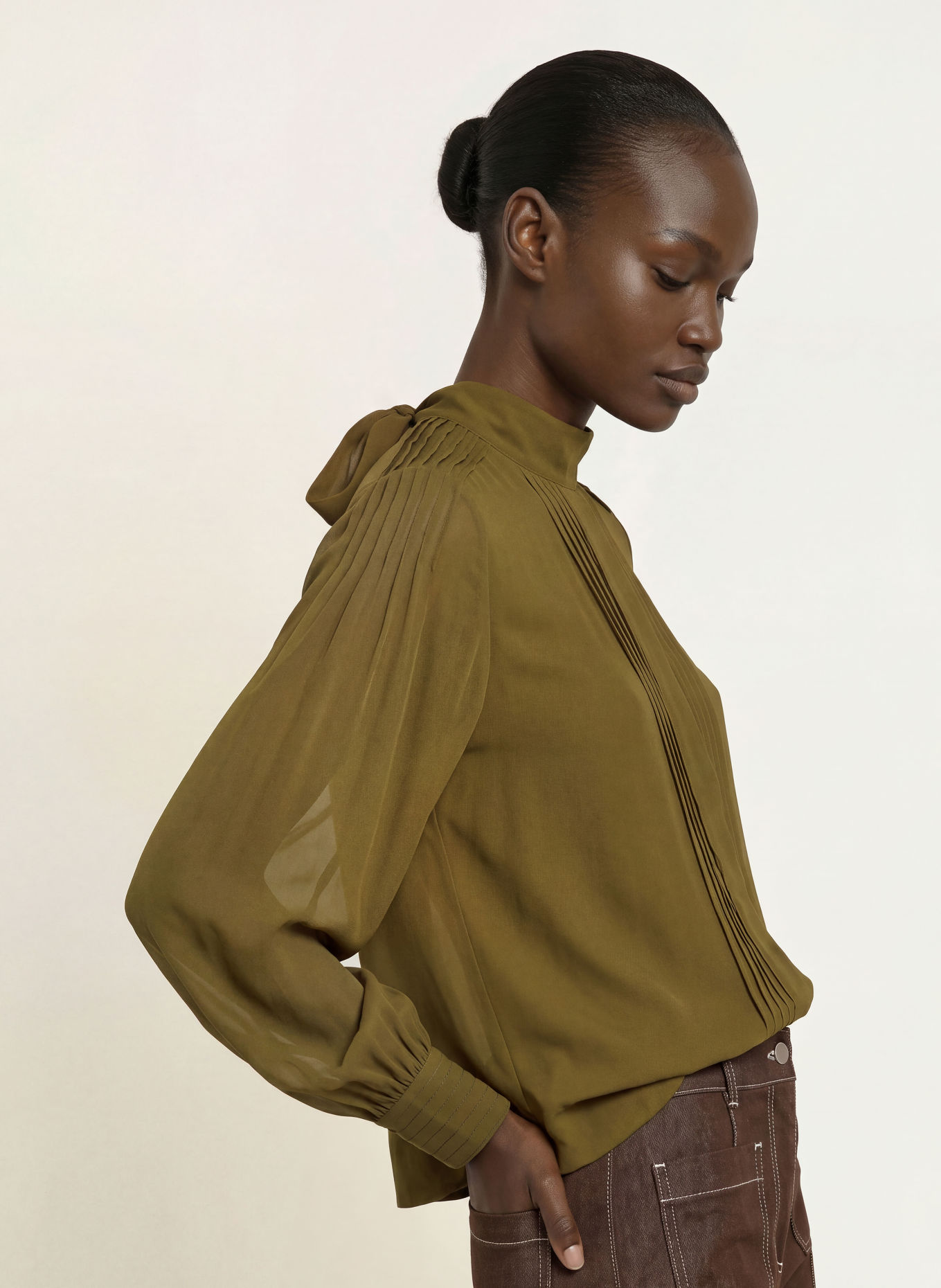 REISS Blusenshirt OTTILIE mit Plissees: OLIV