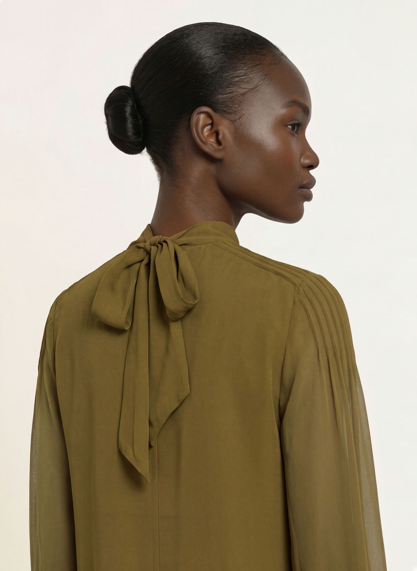 REISS Blusenshirt OTTILIE mit Plissees: OLIV