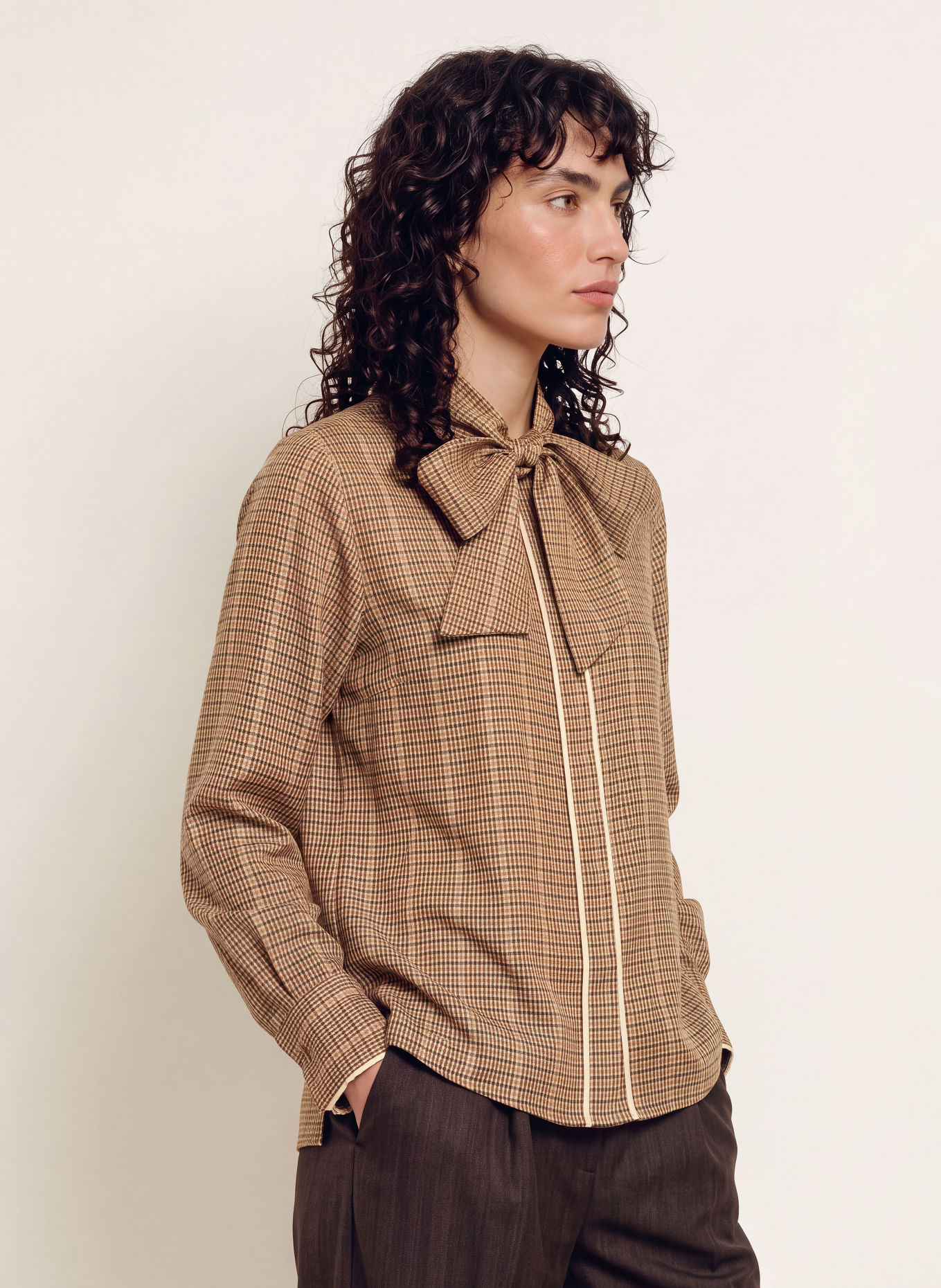REISS Bluse MINNIE med aftagelig sløjfe: BEIGE / BRUN / LYSERØD