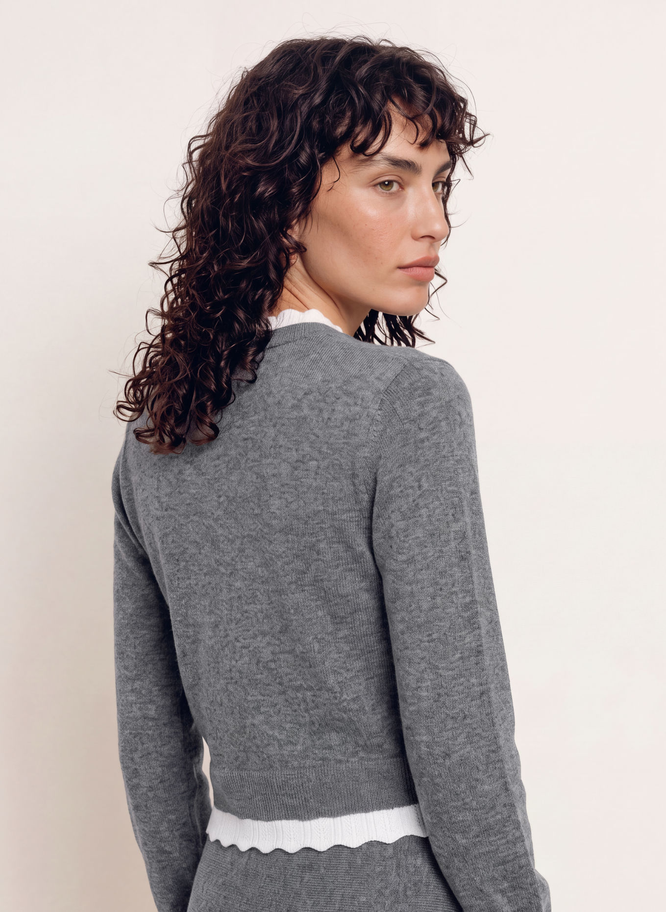 SANDRO Strickkleid: GRAU / ECRU
