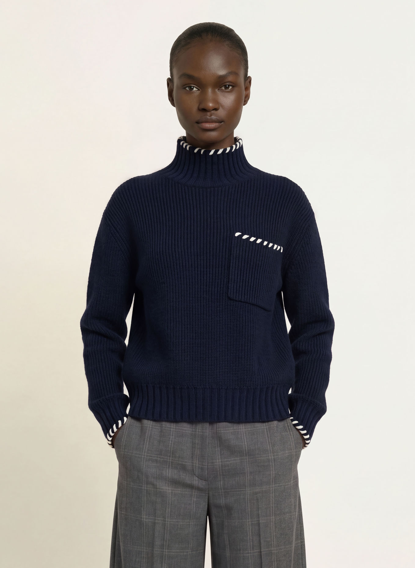 SANDRO Pullover: DUNKELBLAU / ECRU