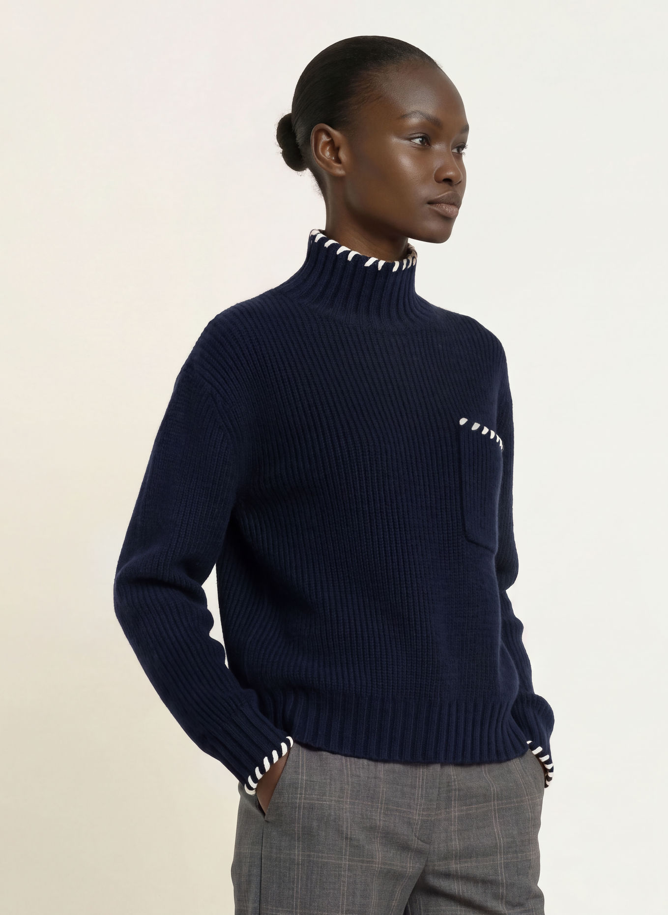 SANDRO Pullover: DUNKELBLAU / ECRU