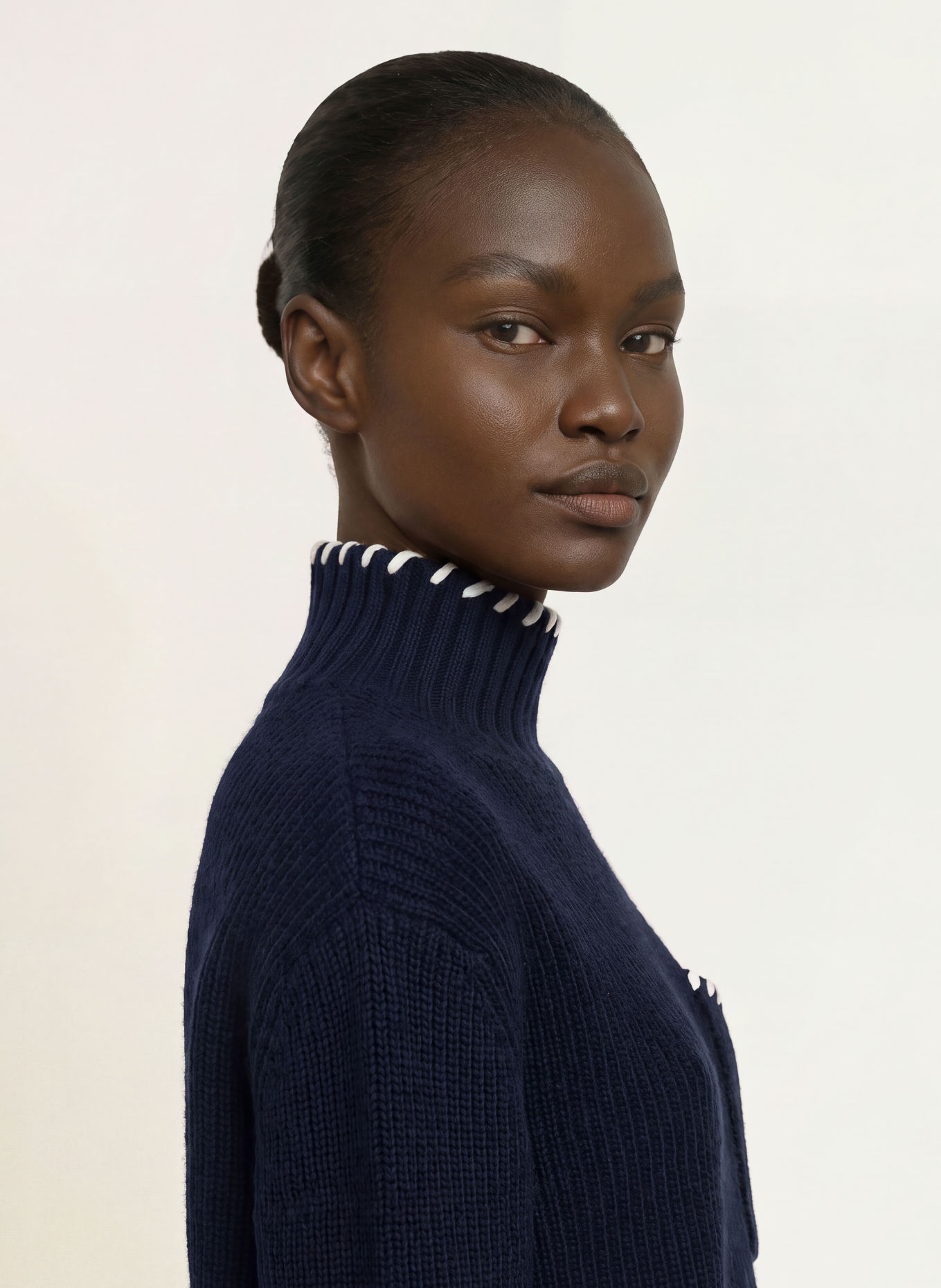 SANDRO Pullover: DUNKELBLAU / ECRU