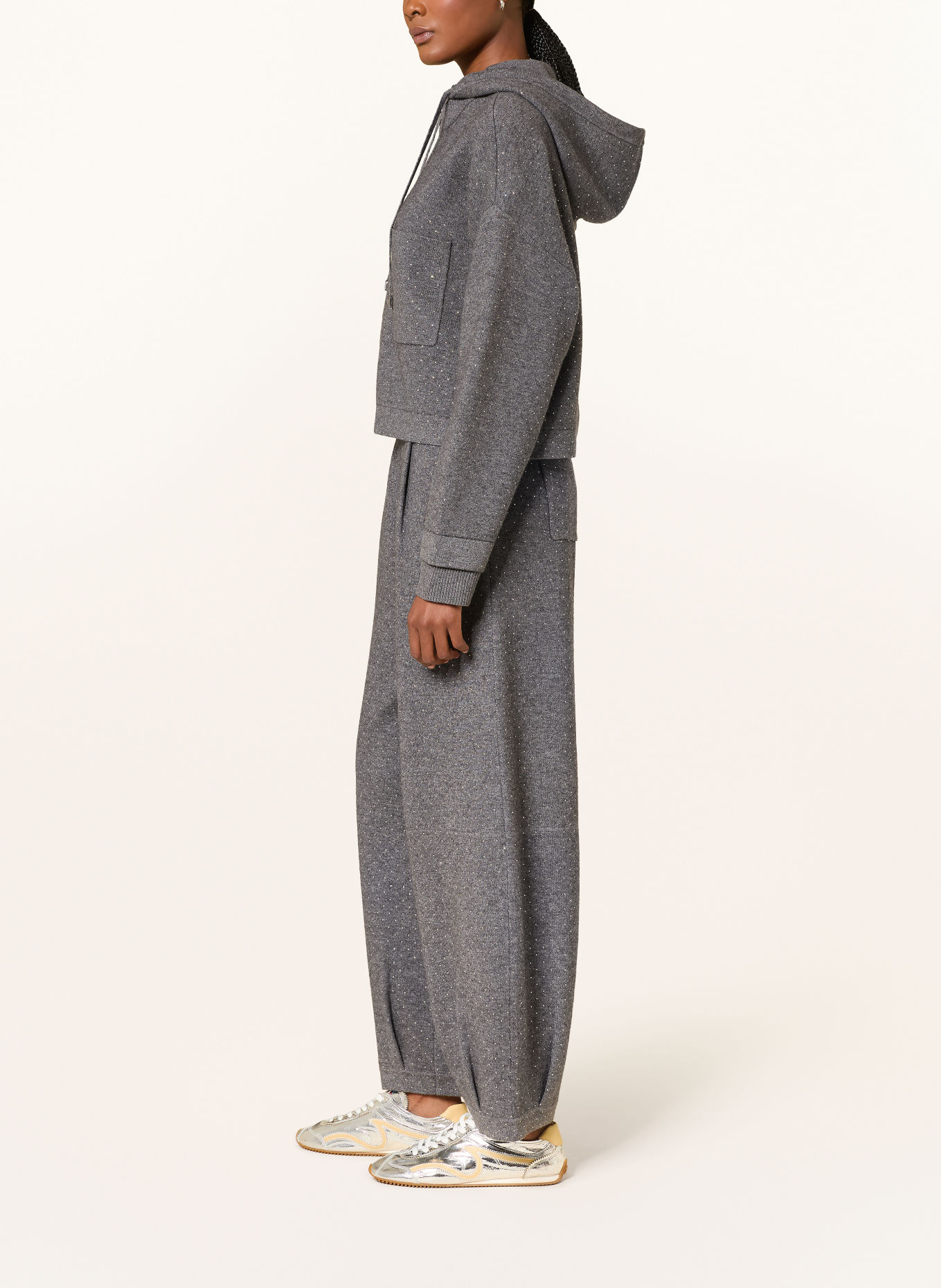 SANDRO Strickjacke mit Schmucksteinen: GRAU