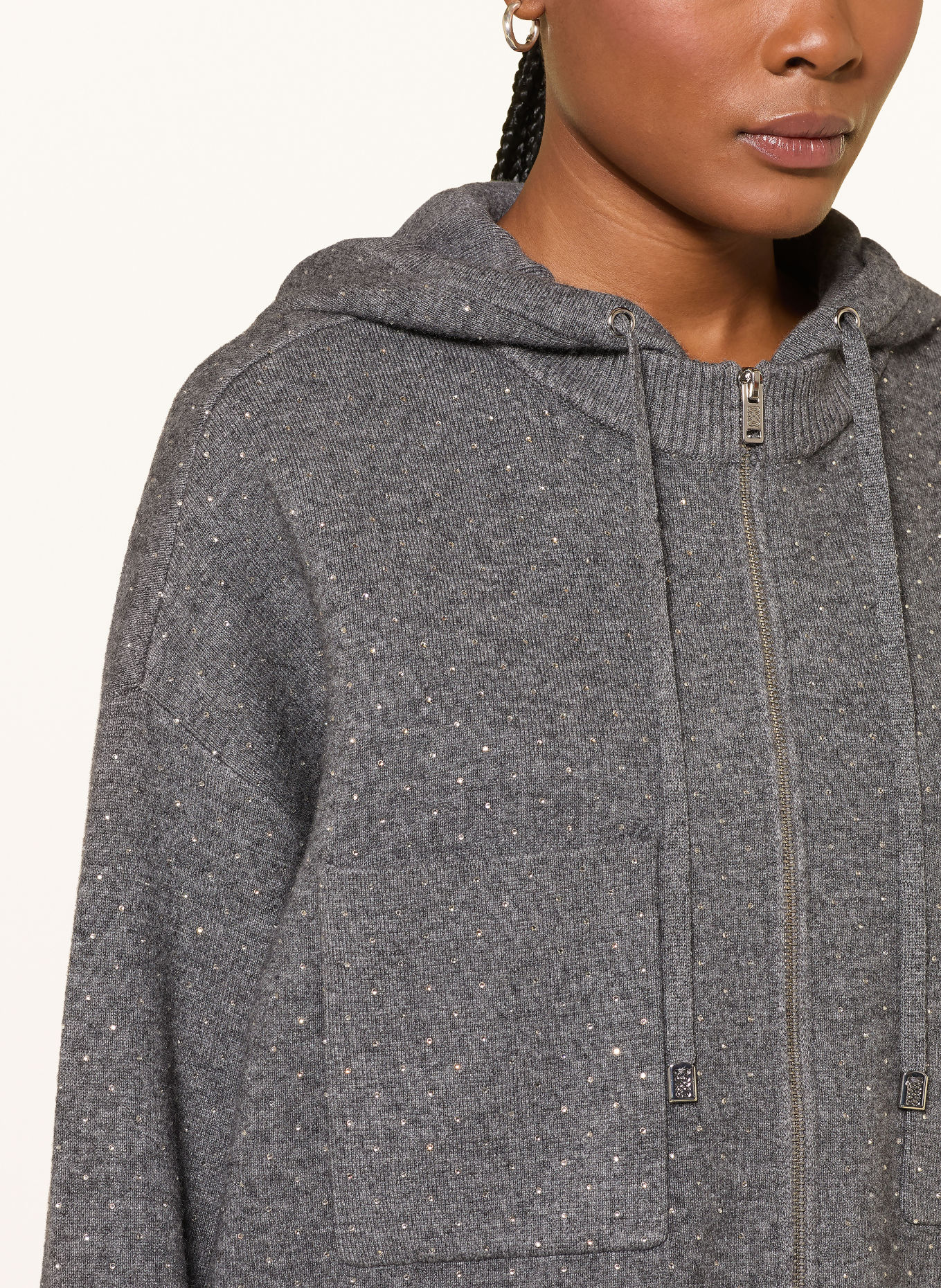 SANDRO Strickjacke mit Schmucksteinen: GRAU