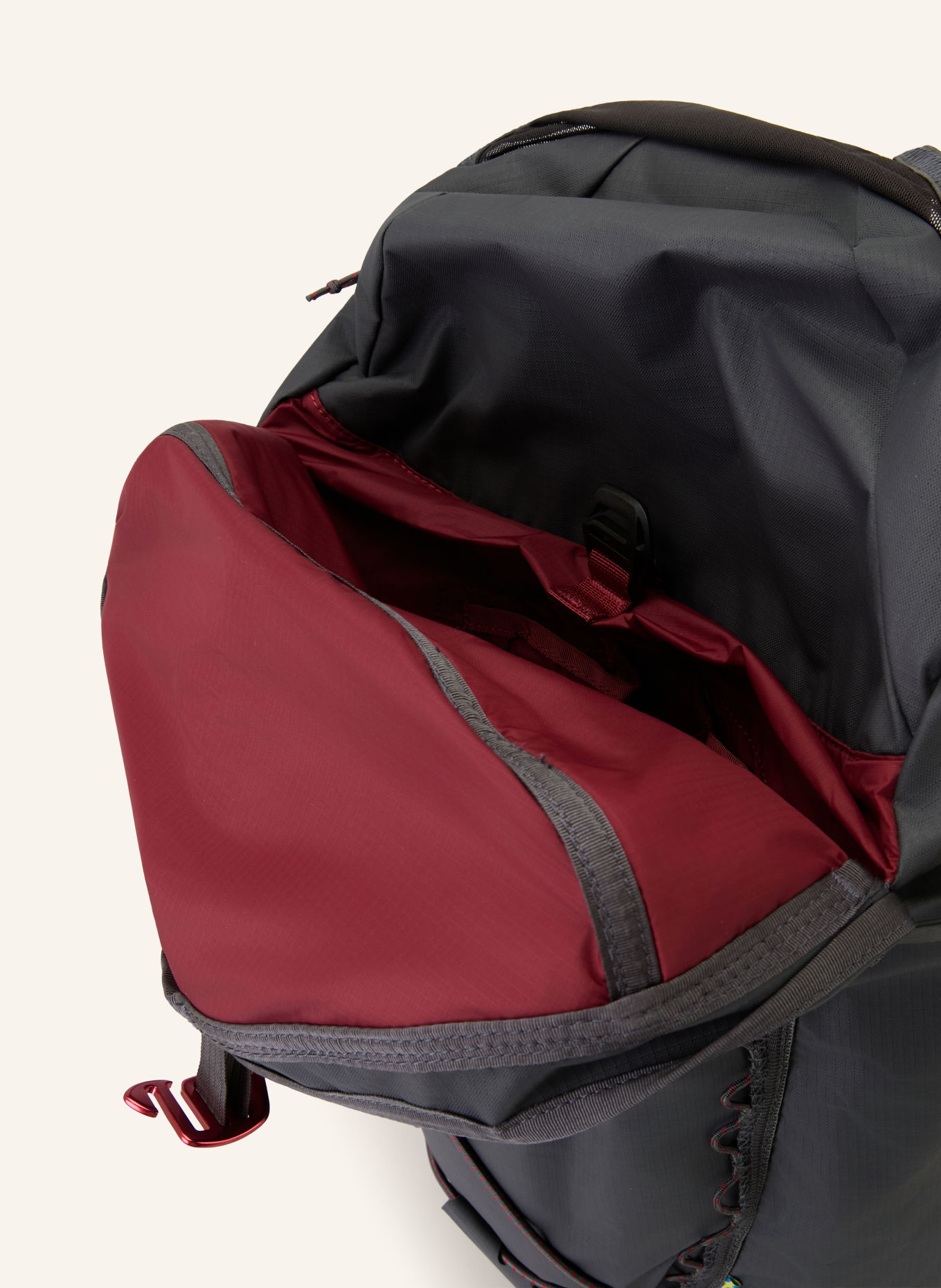 Klättermusen Rucksack KÅRE 30 l: DUNKELGRAU / DUNKELROT