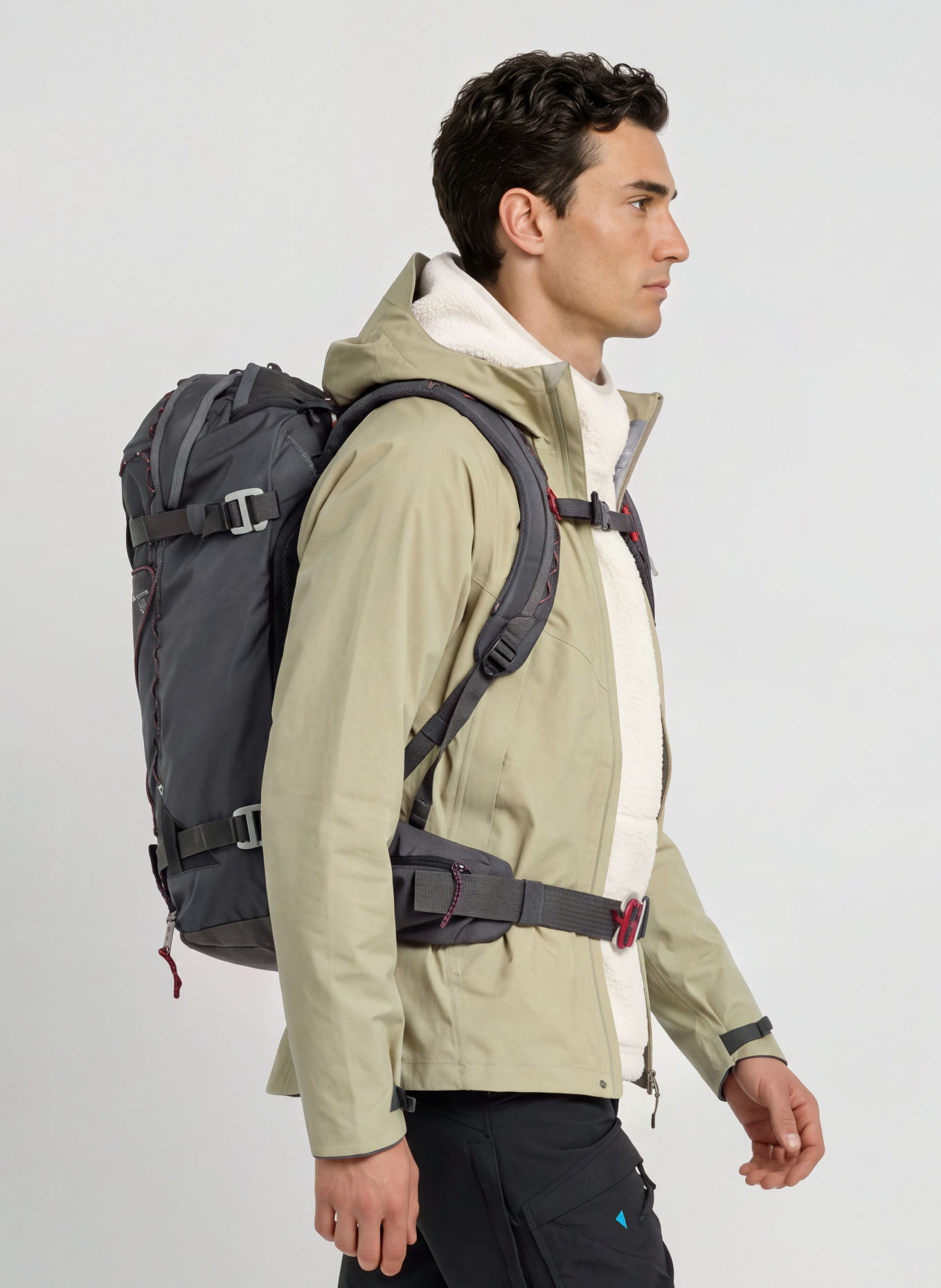 Klättermusen KÅRE 30-liter Backpack: DARK GRAY / DARK RED