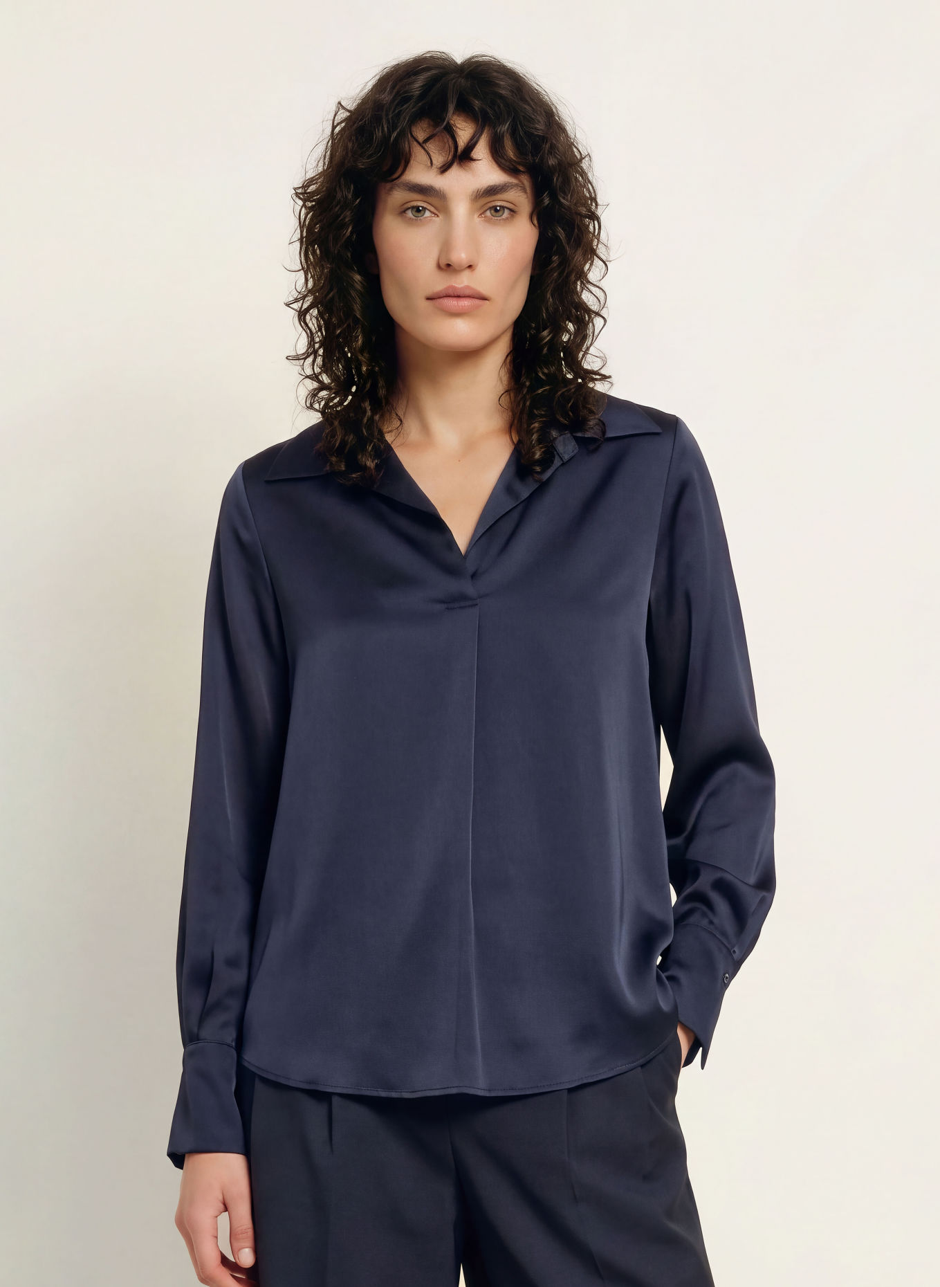 CLAUDIE PIERLOT Blusenshirt aus Satin: DUNKELBLAU
