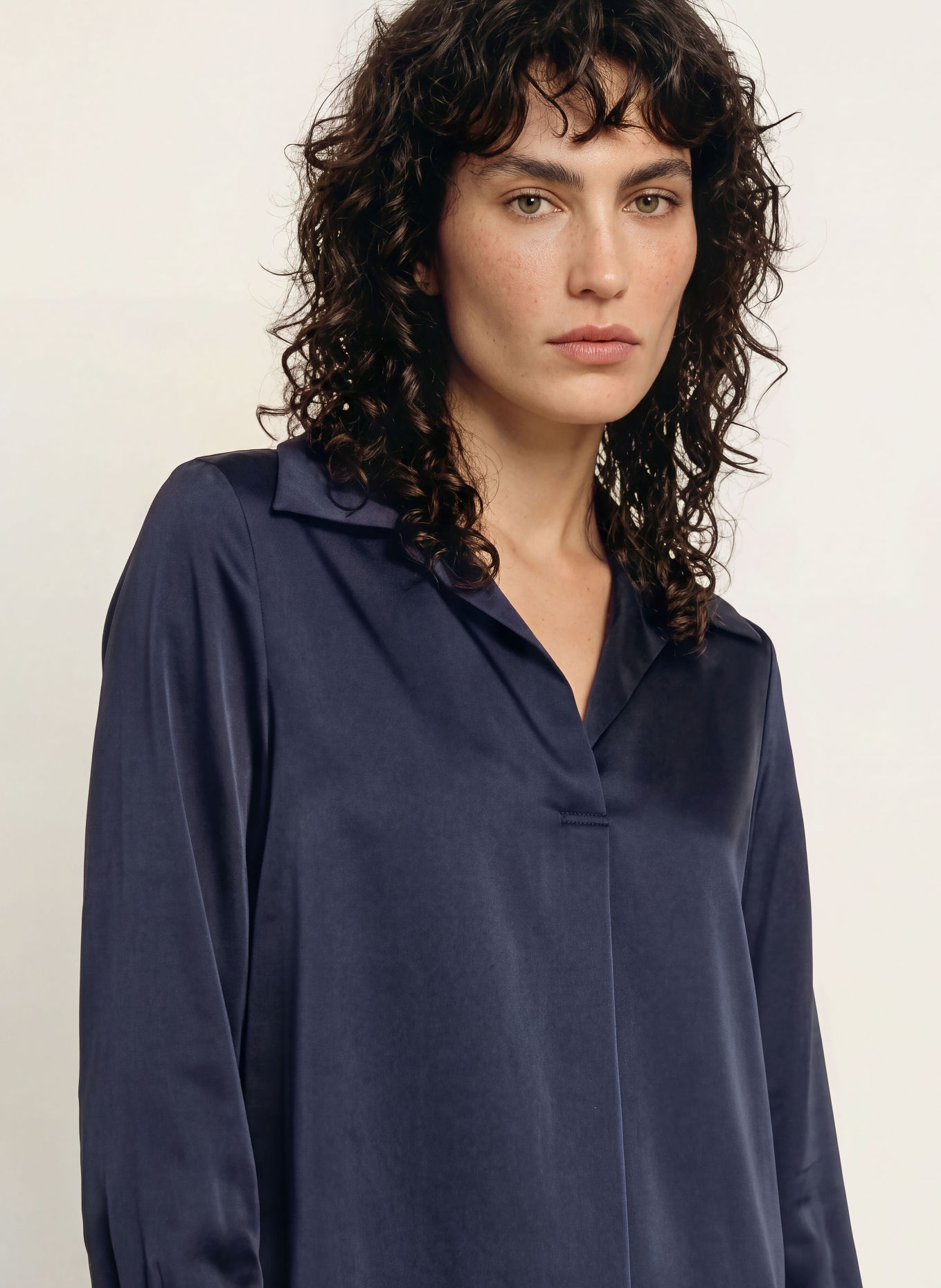 CLAUDIE PIERLOT Blusenshirt aus Satin: DUNKELBLAU