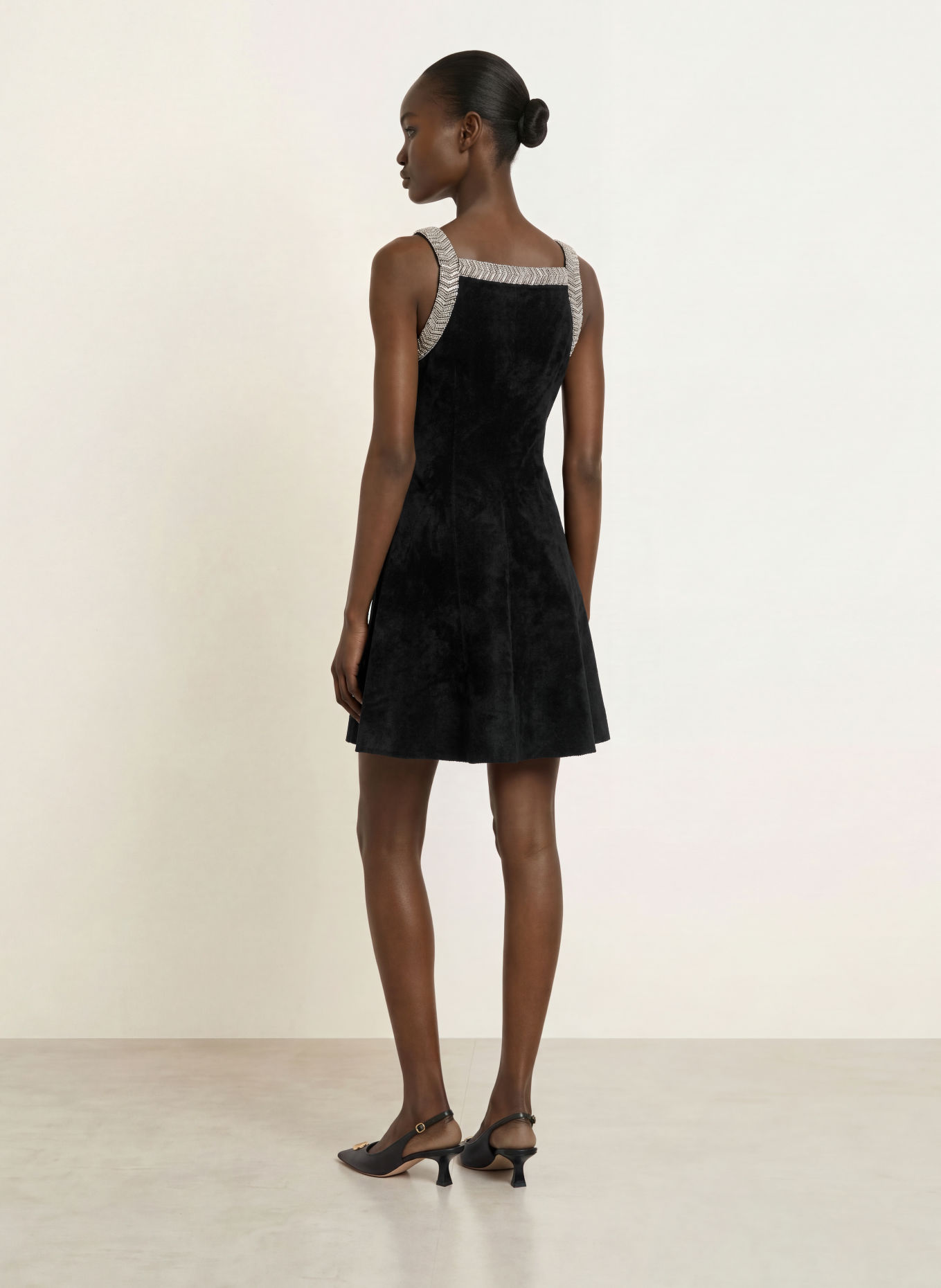 CLAUDIE PIERLOT Strickkleid mit Schmucksteinen: SCHWARZ