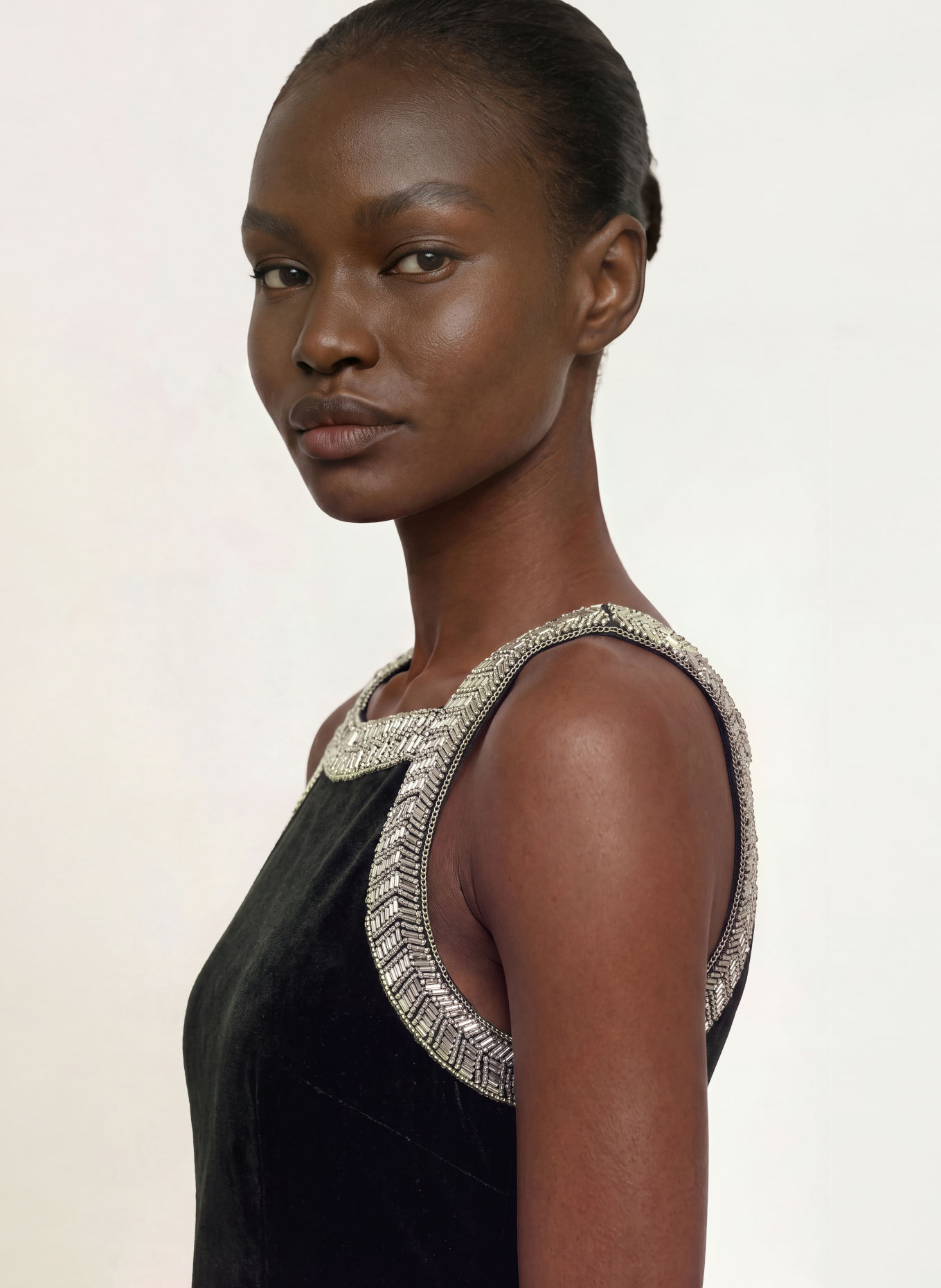CLAUDIE PIERLOT Strickkleid mit Schmucksteinen: SCHWARZ