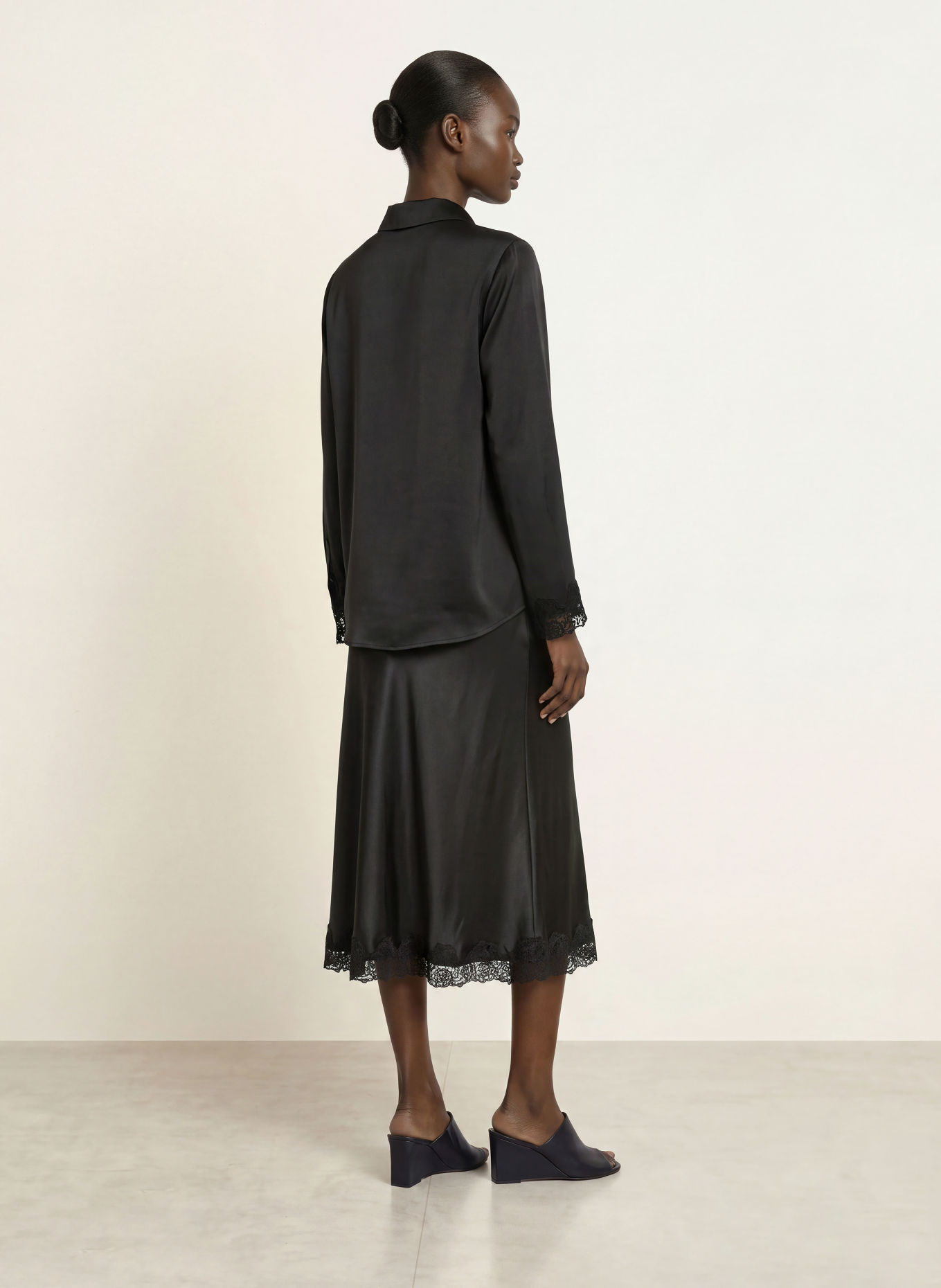 rosemunde Chemisier SABRINA en satin avec dentelle: NOIR