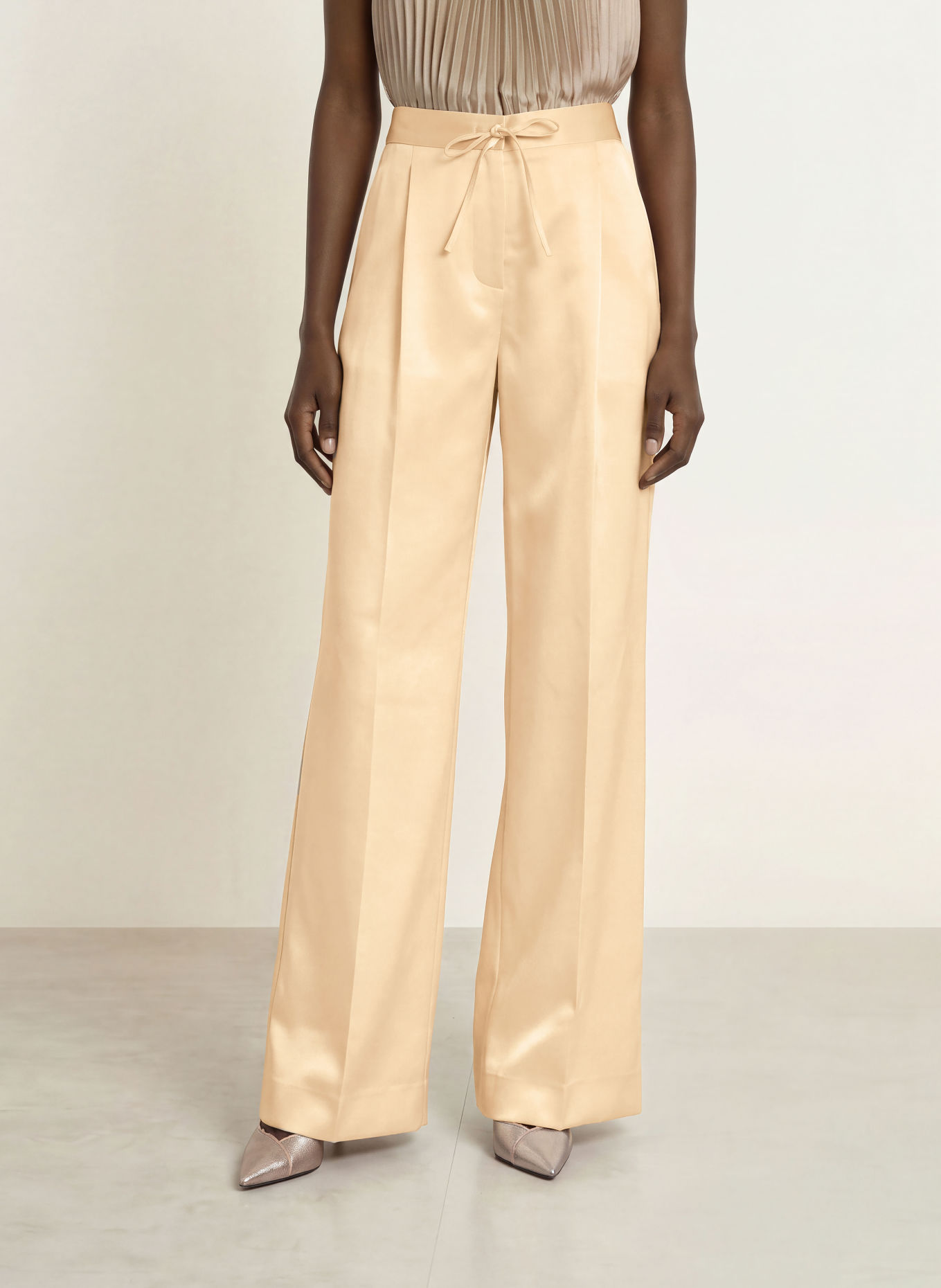 REISS Marleneose ELLEN in joggingstijl van satijn: CRÈME