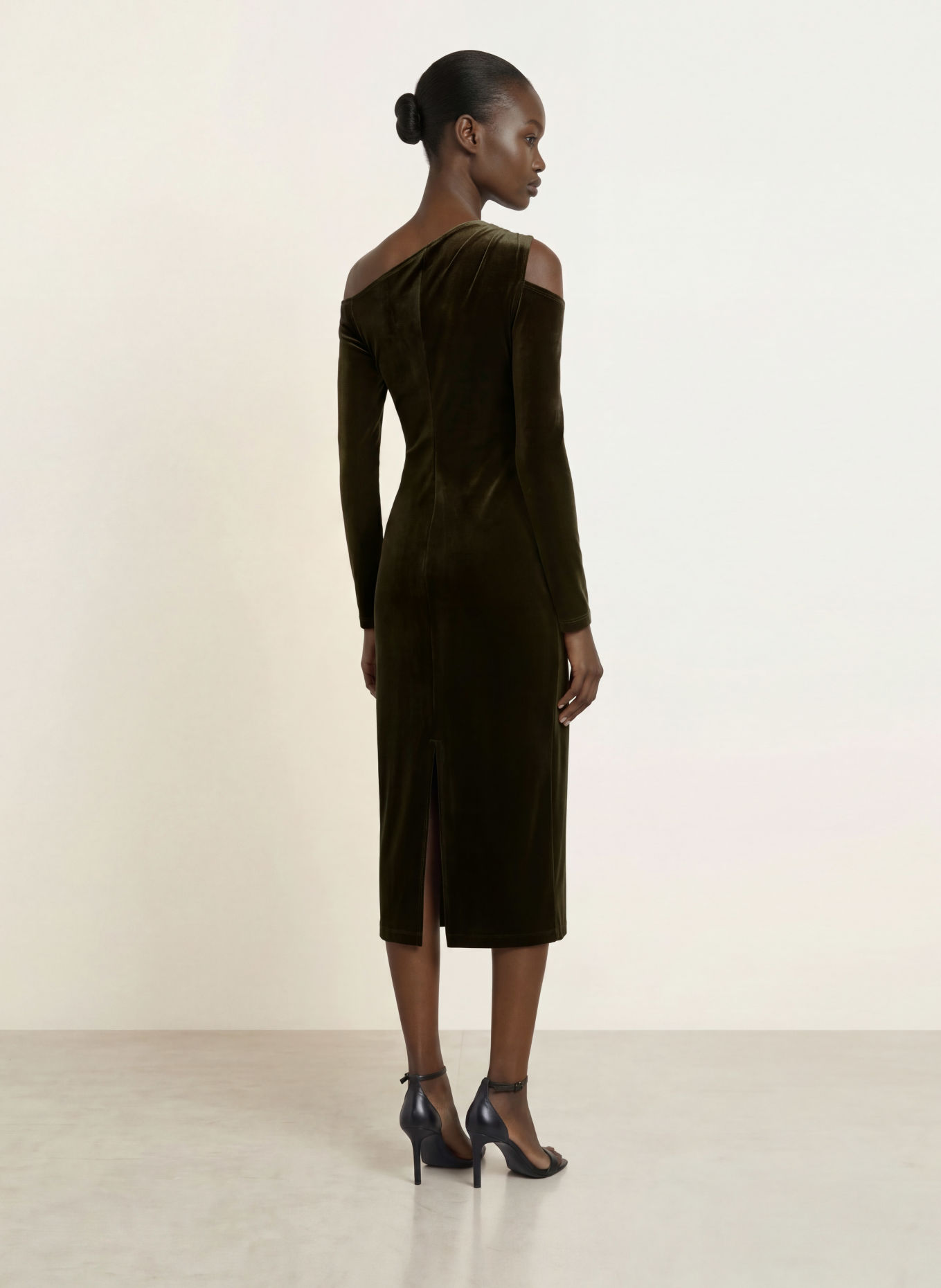 REISS Robe Cold Shoulder KODA en velours: GROEN