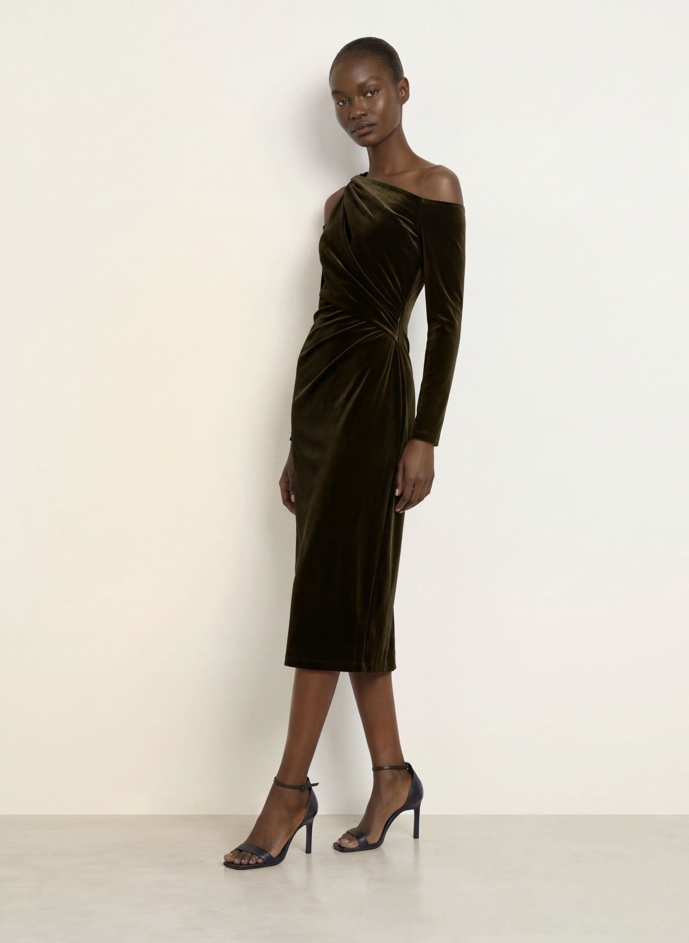 REISS Robe Cold Shoulder KODA en velours: GROEN